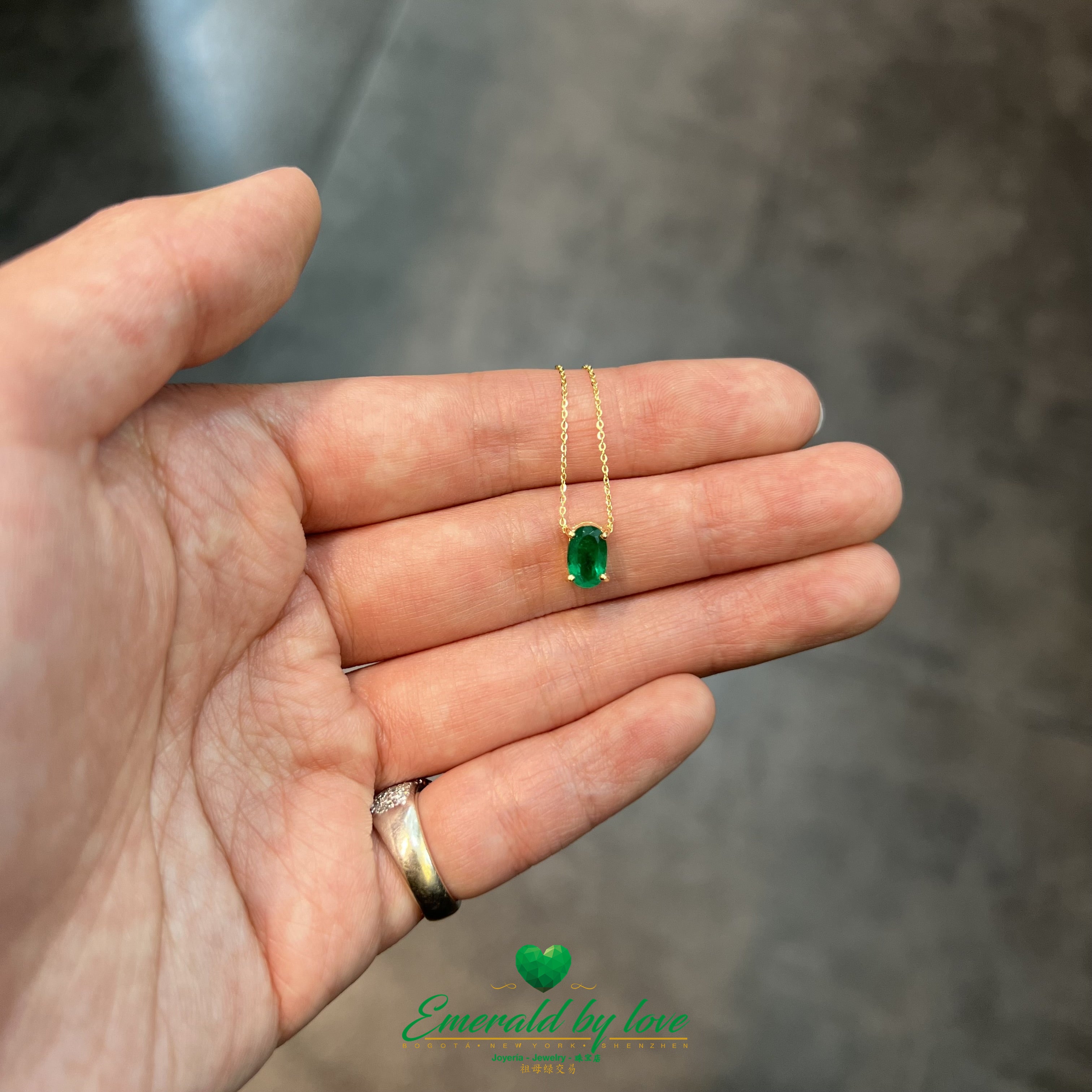 Charmant pendentif en or jaune avec émeraude ovale de 0,71 ct dans un boîtier serti à griffes