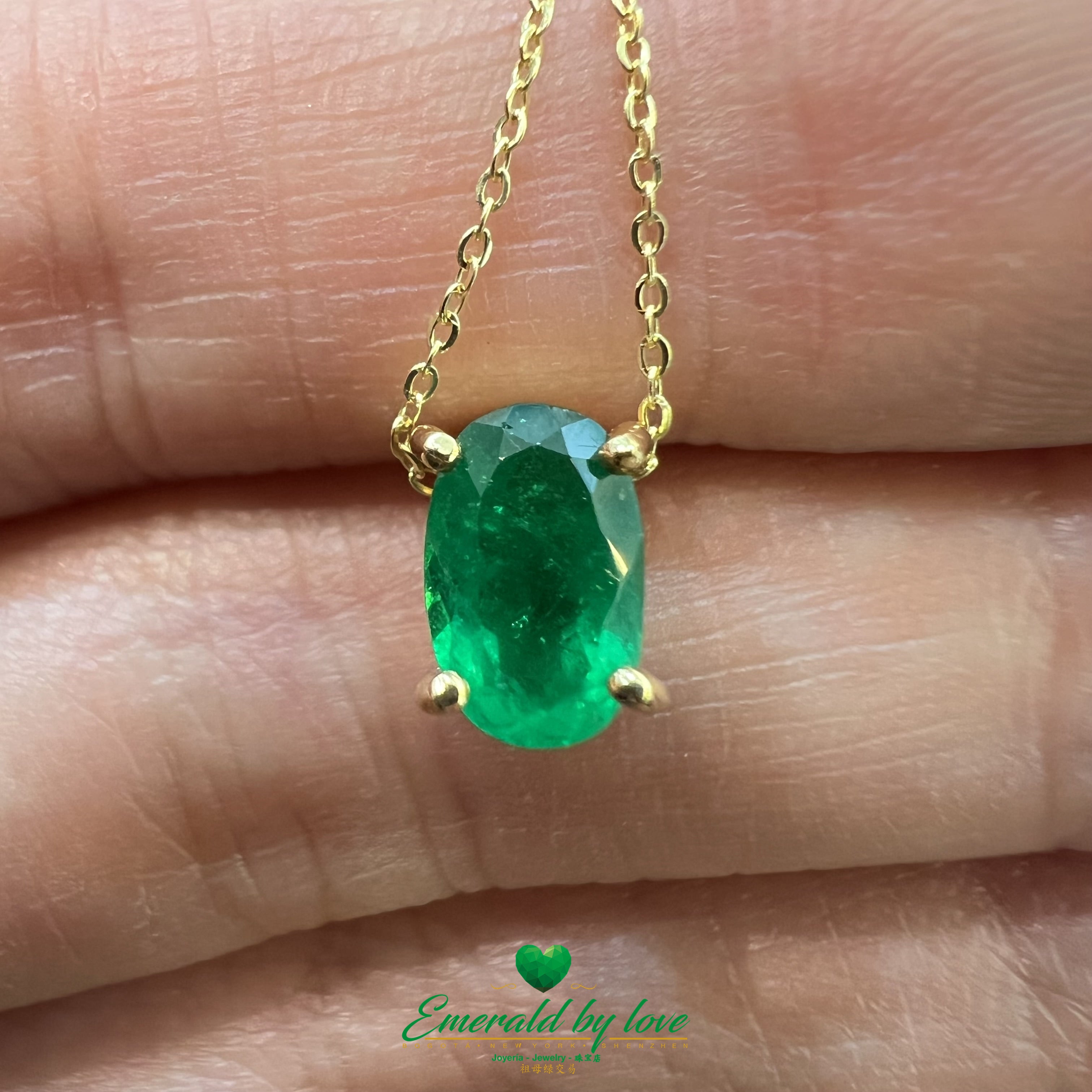 Charmant pendentif en or jaune avec émeraude ovale de 0,71 ct dans un boîtier serti à griffes