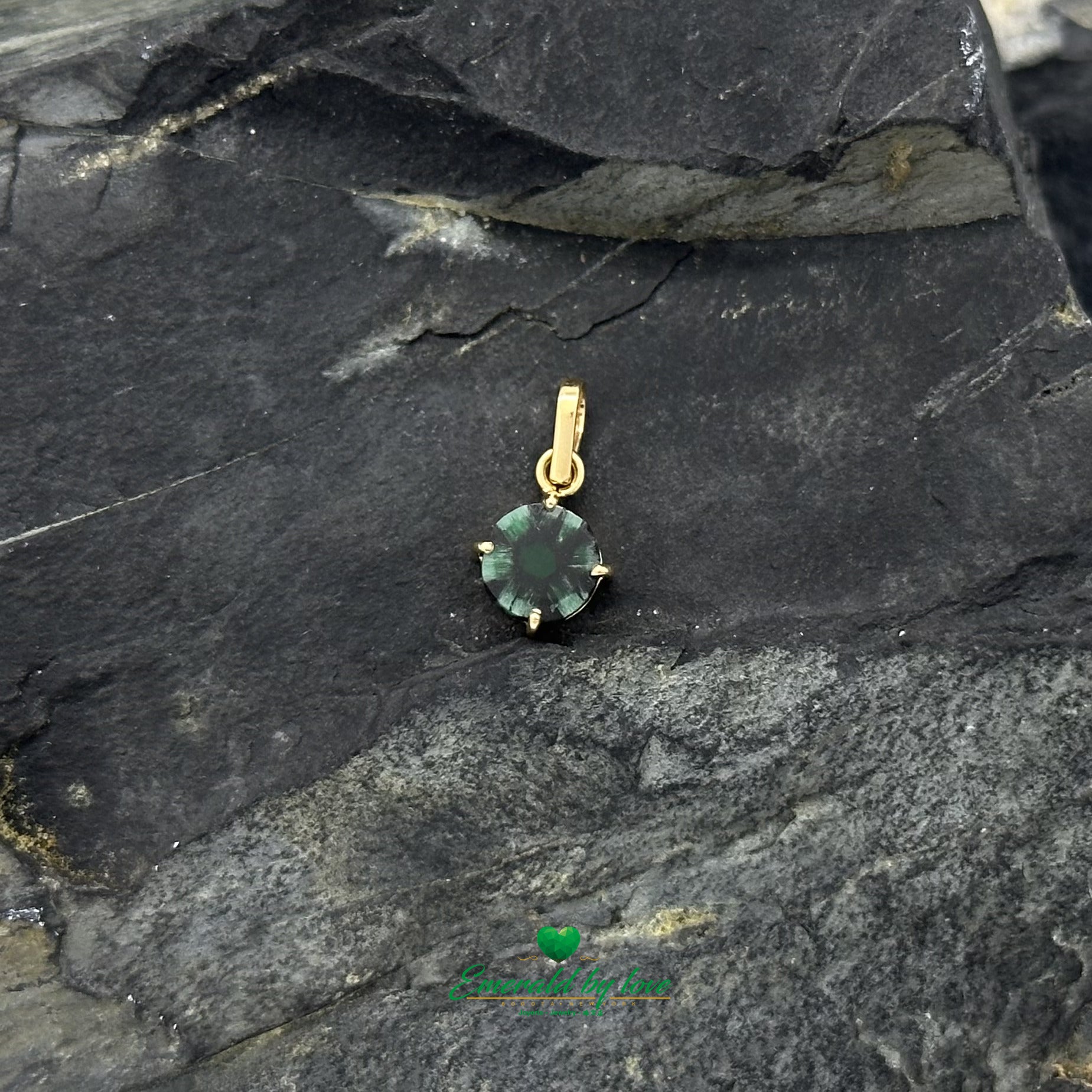 Colombian Trapiche Emerald Pendant – 0.77 ct Round Gem in Yellow Gold