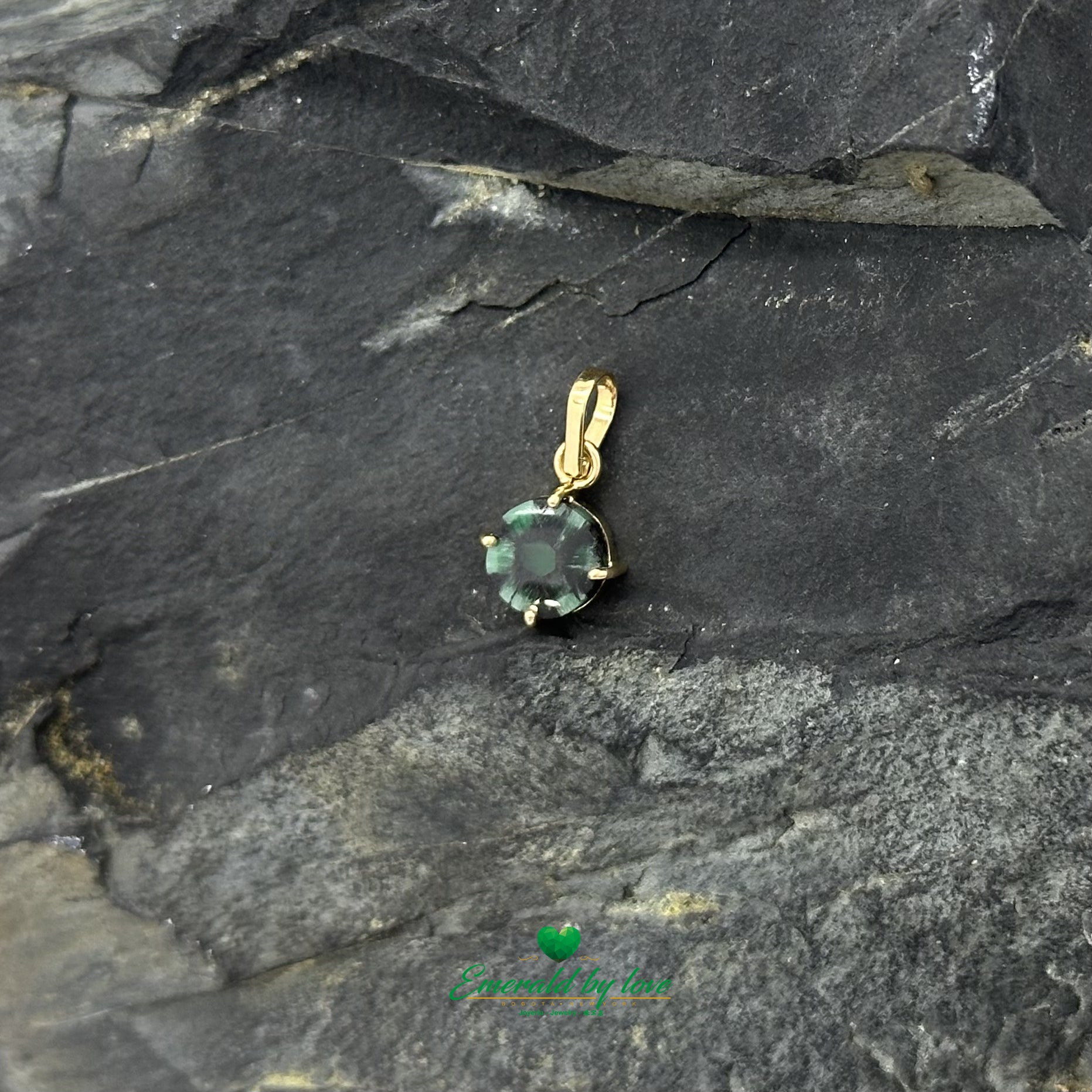 Colombian Trapiche Emerald Pendant – 0.77 ct Round Gem in Yellow Gold