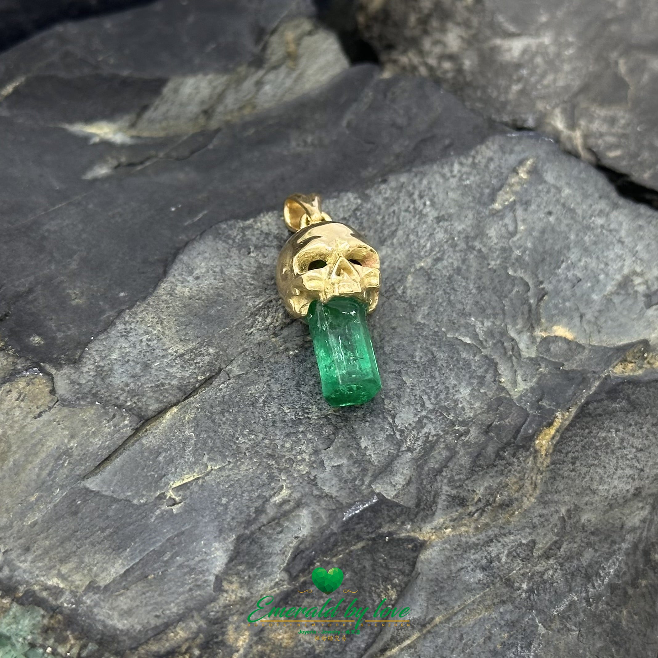 Skull Pendant in 18K Yellow Gold with Embedded Canutillo Colombian Emerald
