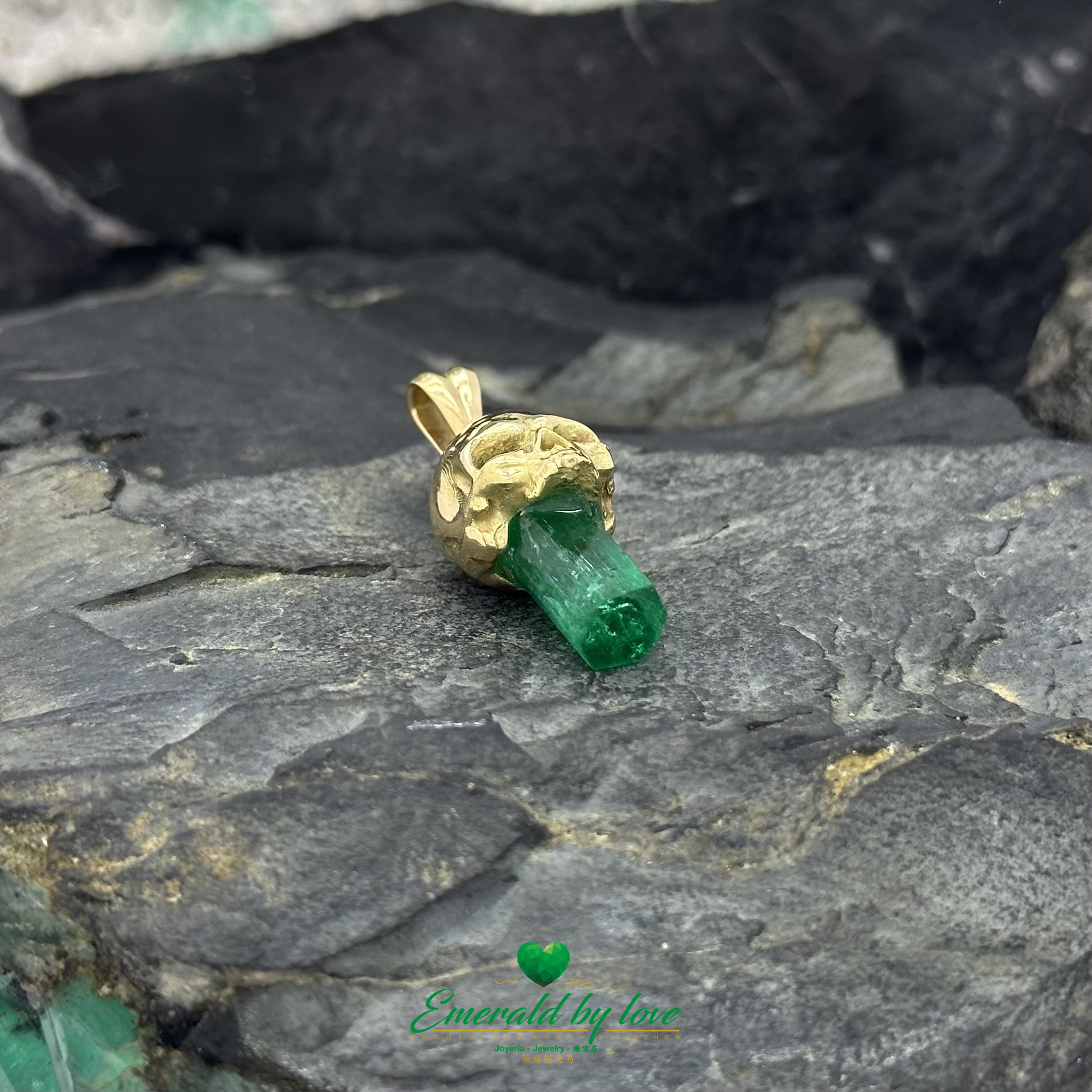 Skull Pendant in 18K Yellow Gold with Embedded Canutillo Colombian Emerald