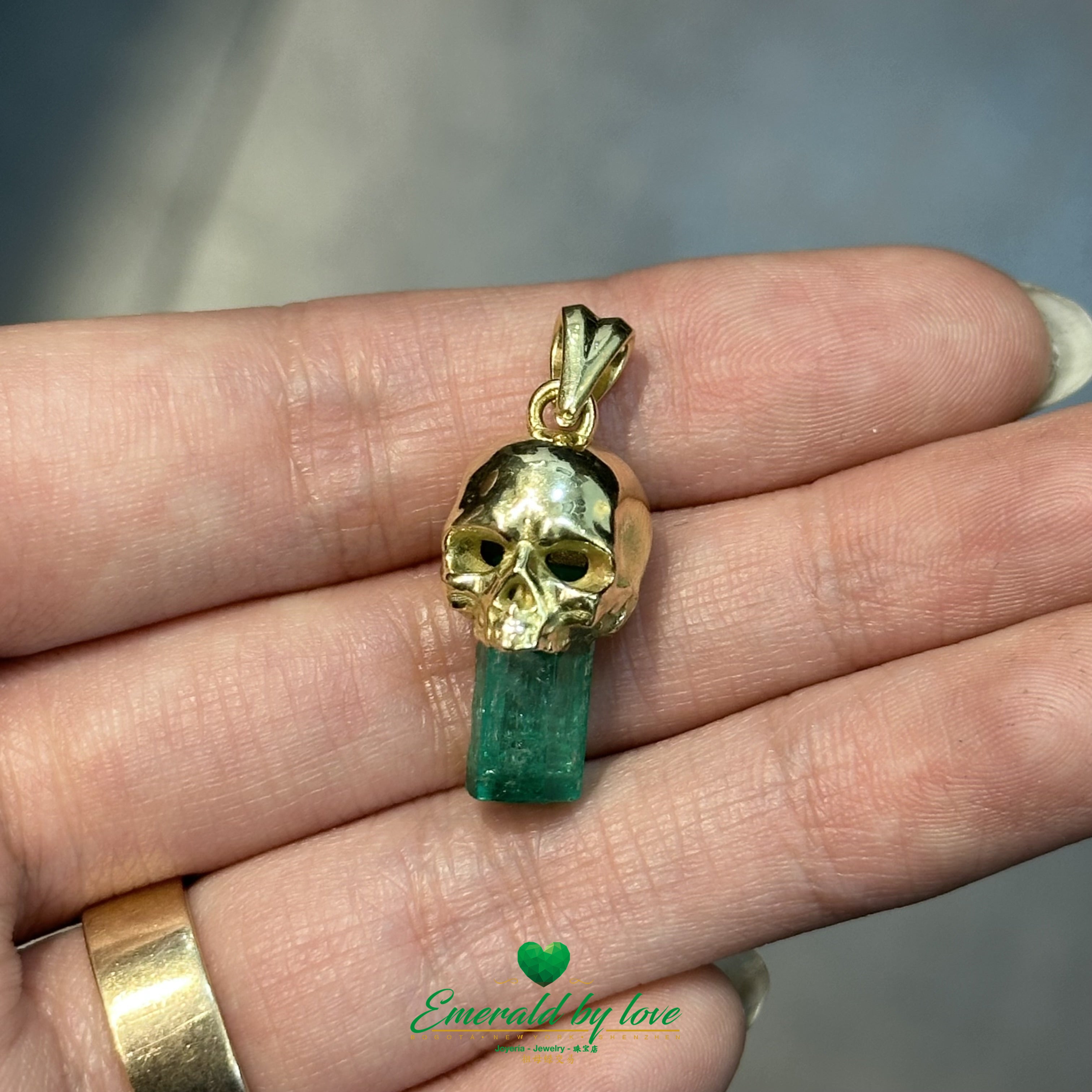 Skull Pendant in 18K Yellow Gold with Embedded Canutillo Colombian Emerald