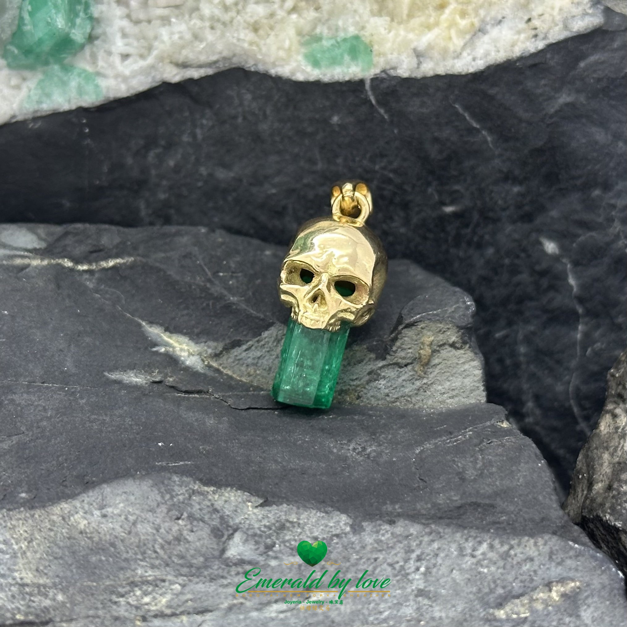 Skull Pendant in 18K Yellow Gold with Embedded Canutillo Colombian Emerald