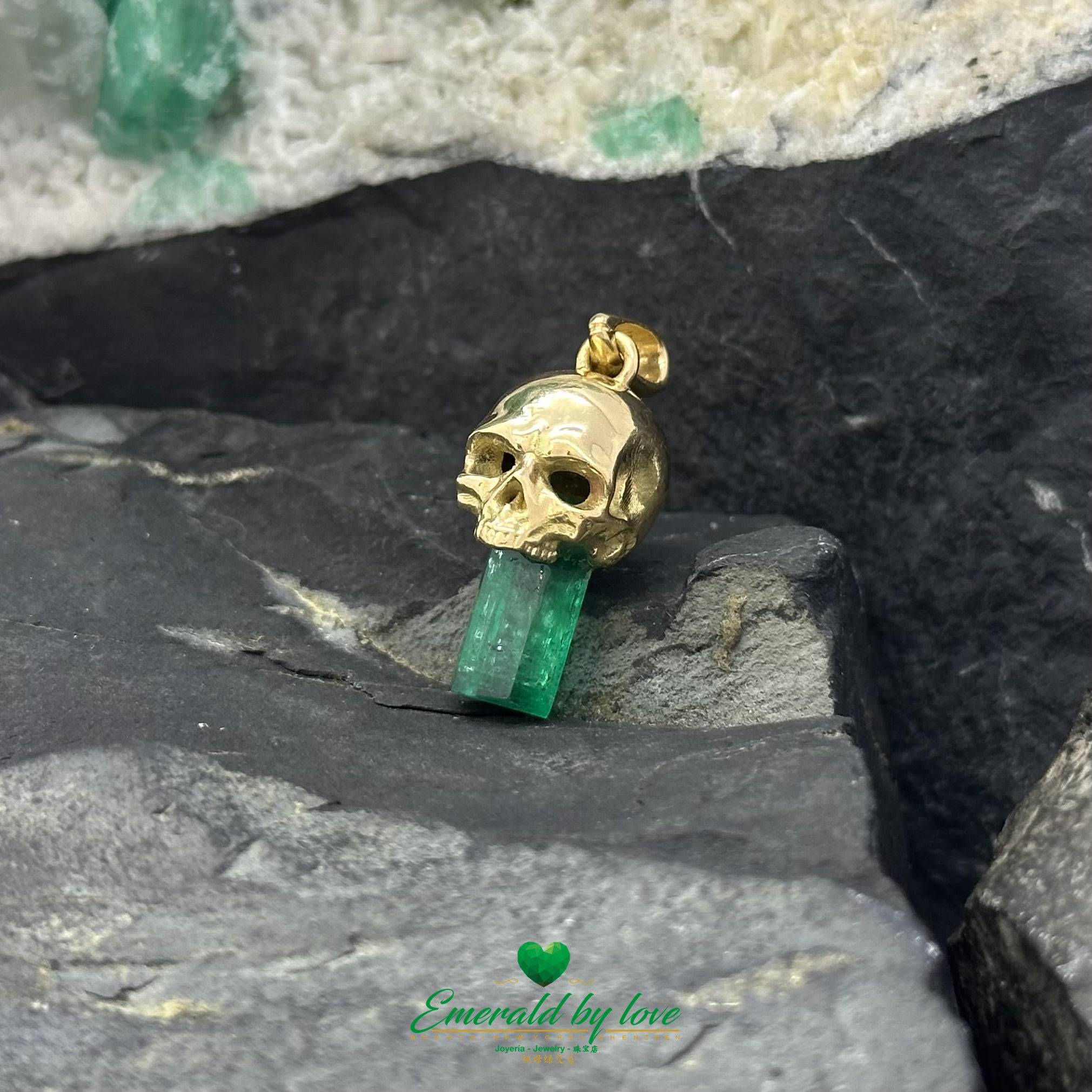 Skull Pendant in 18K Yellow Gold with Embedded Canutillo Colombian Emerald