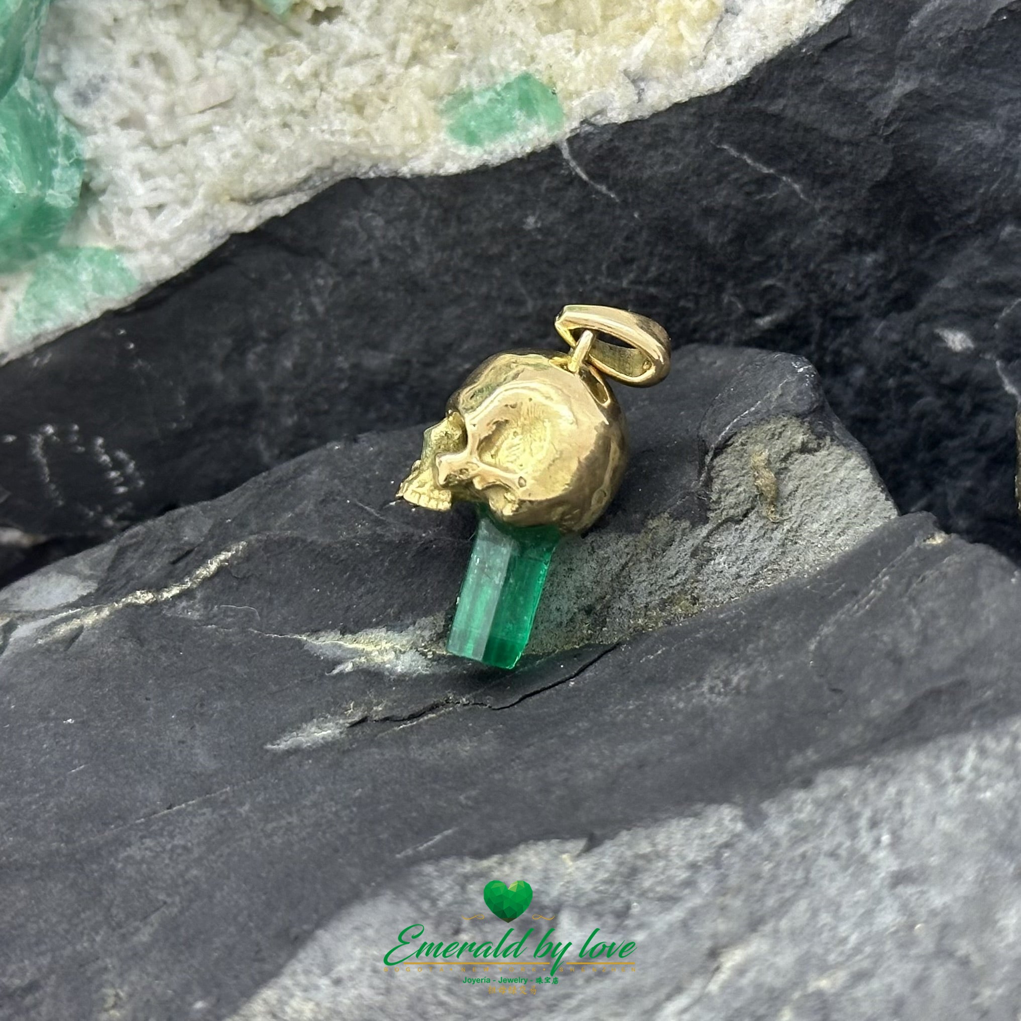 Skull Pendant in 18K Yellow Gold with 3.22ct Canutillo Colombian Emerald