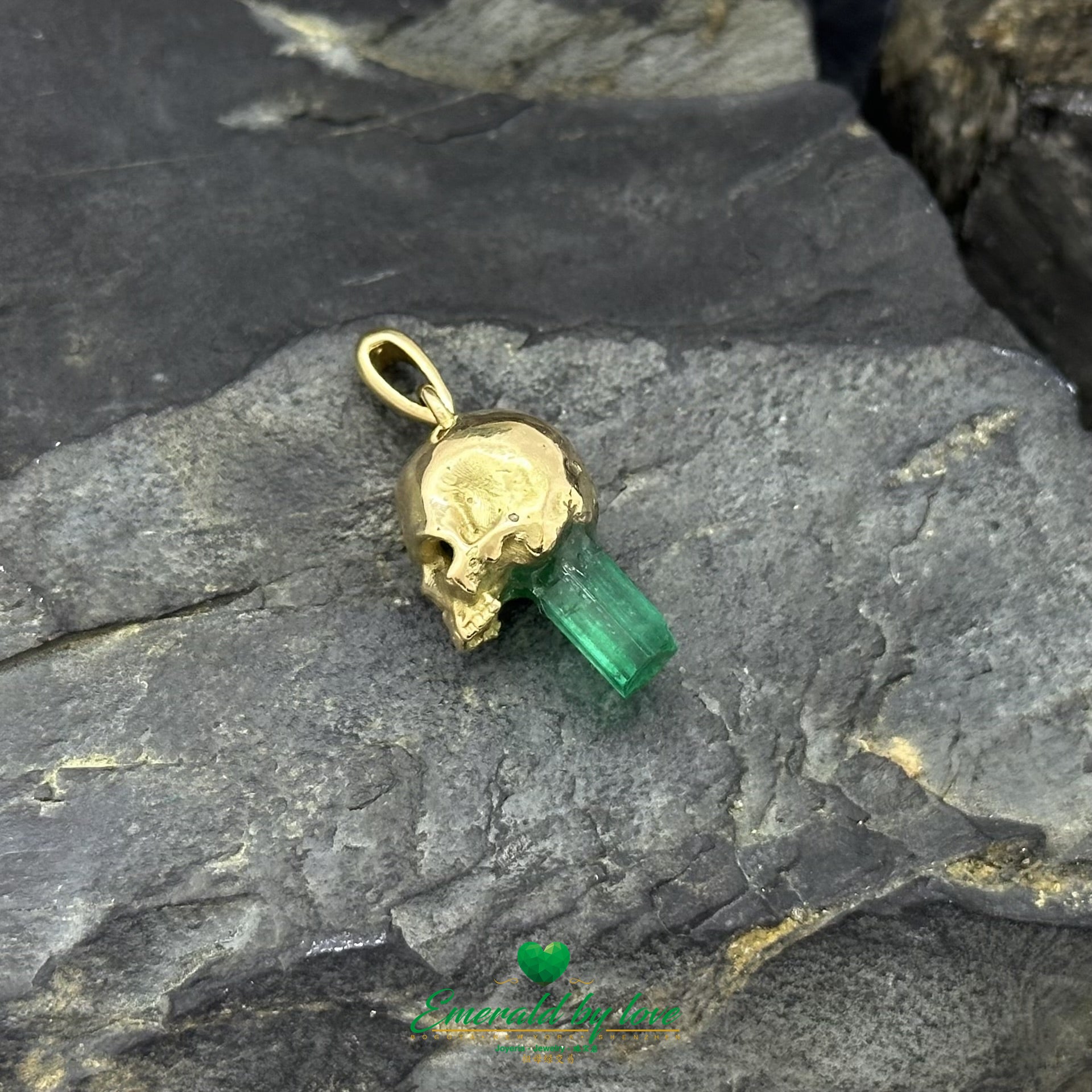 Skull Pendant in 18K Yellow Gold with 3.22ct Canutillo Colombian Emerald