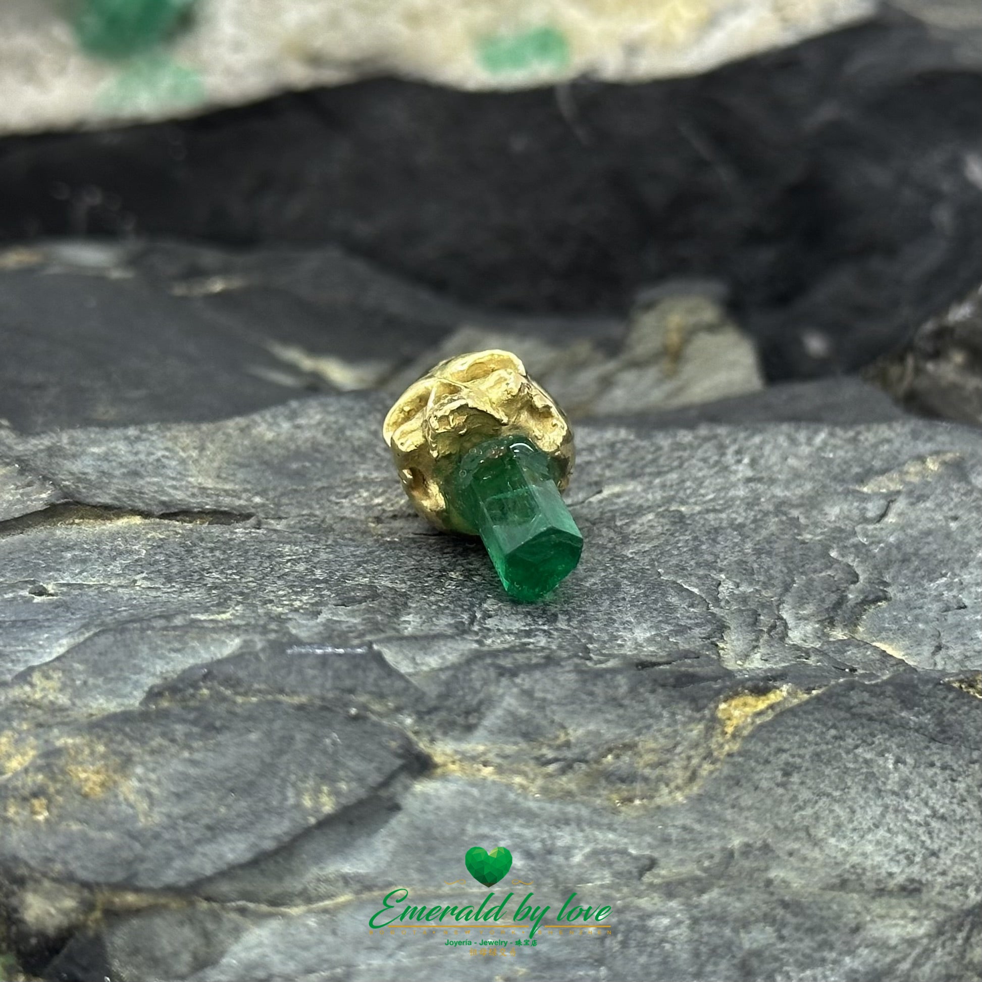Skull Pendant in 18K Yellow Gold with 3.22ct Canutillo Colombian Emerald