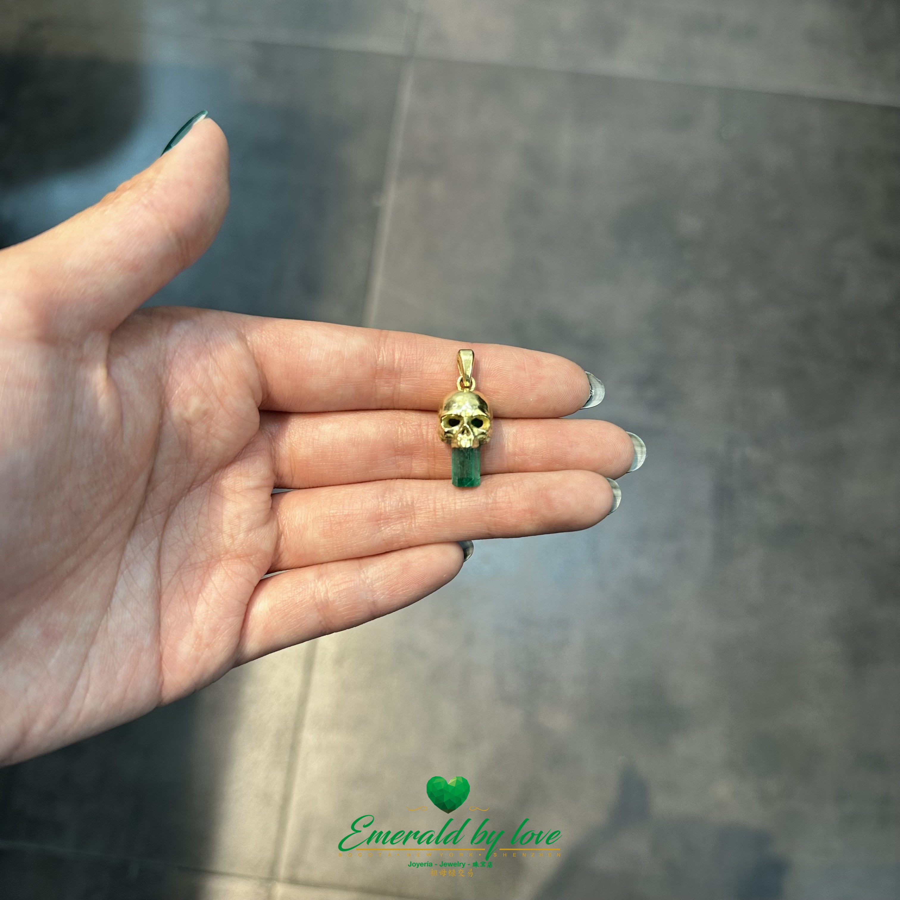 Skull Pendant in 18K Yellow Gold with 3.22ct Canutillo Colombian Emerald