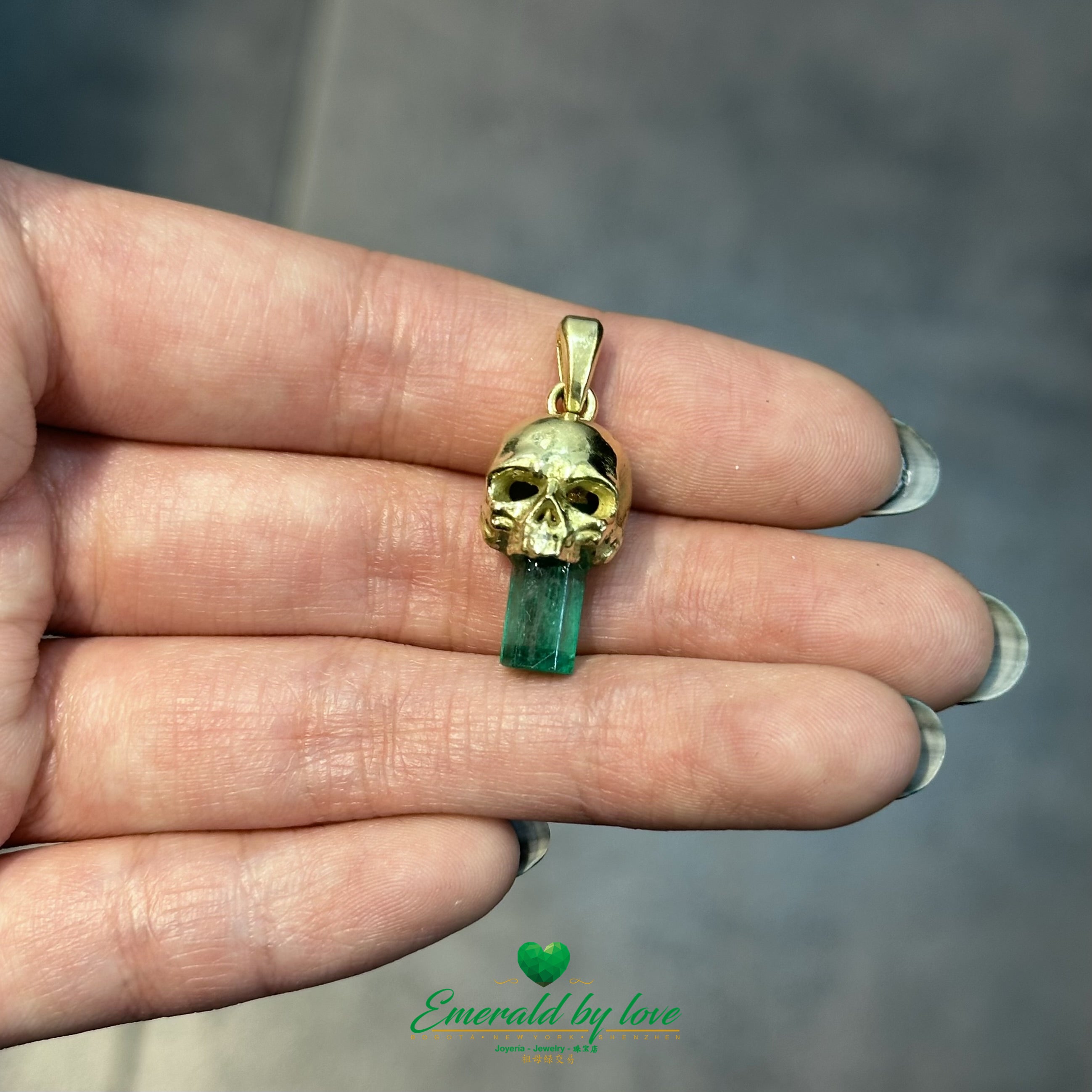 Skull Pendant in 18K Yellow Gold with 3.22ct Canutillo Colombian Emerald