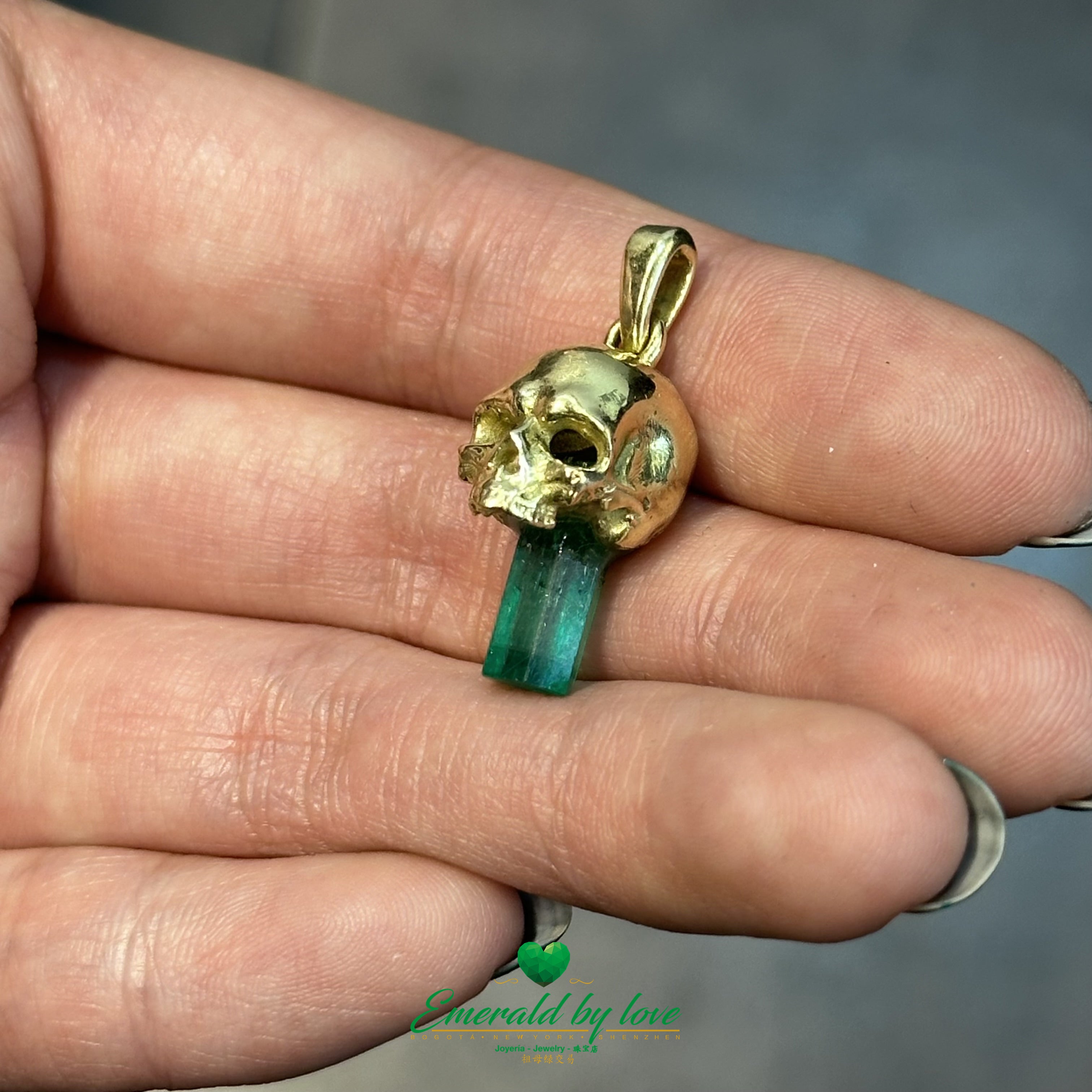 Skull Pendant in 18K Yellow Gold with 3.22ct Canutillo Colombian Emerald