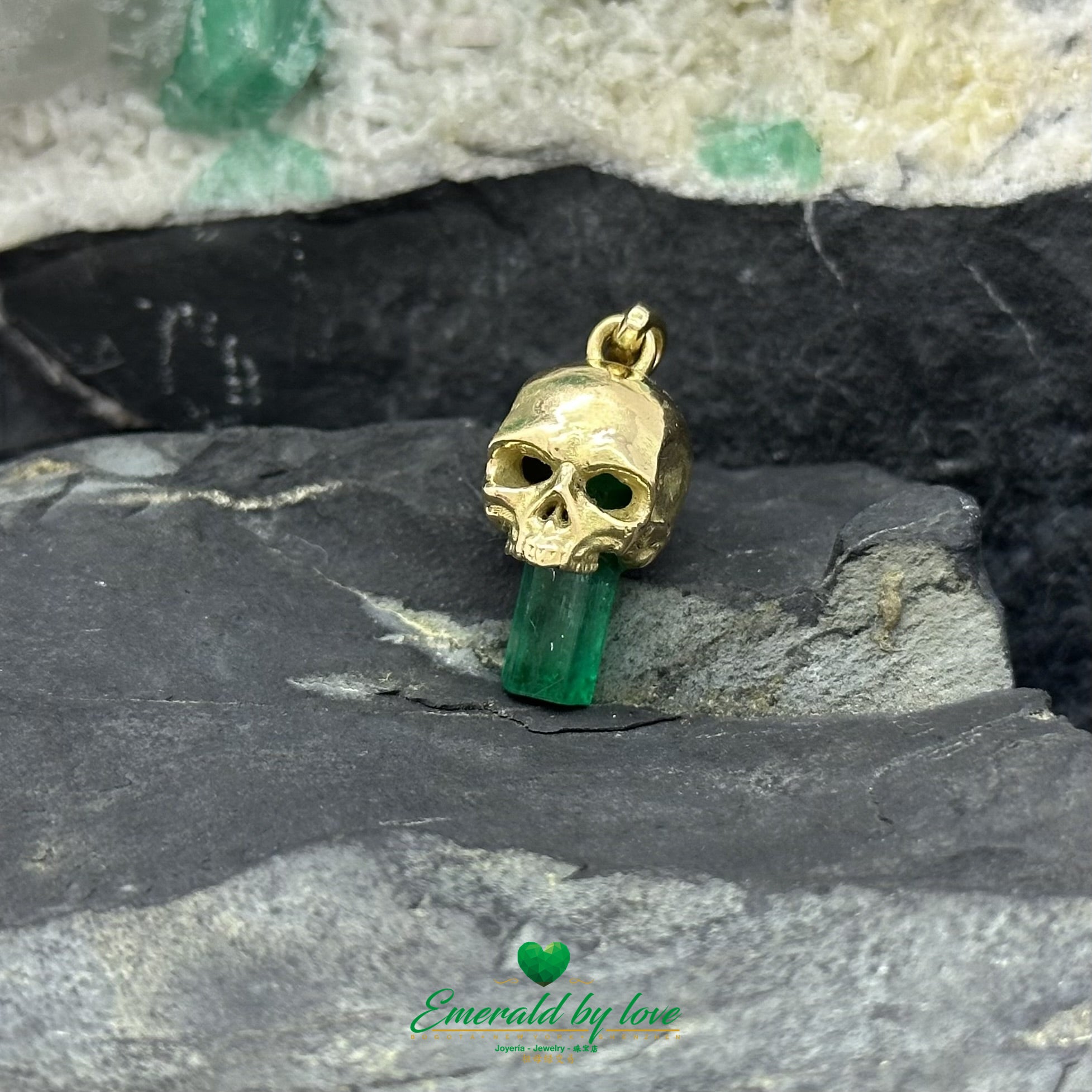 Skull Pendant in 18K Yellow Gold with 3.22ct Canutillo Colombian Emerald