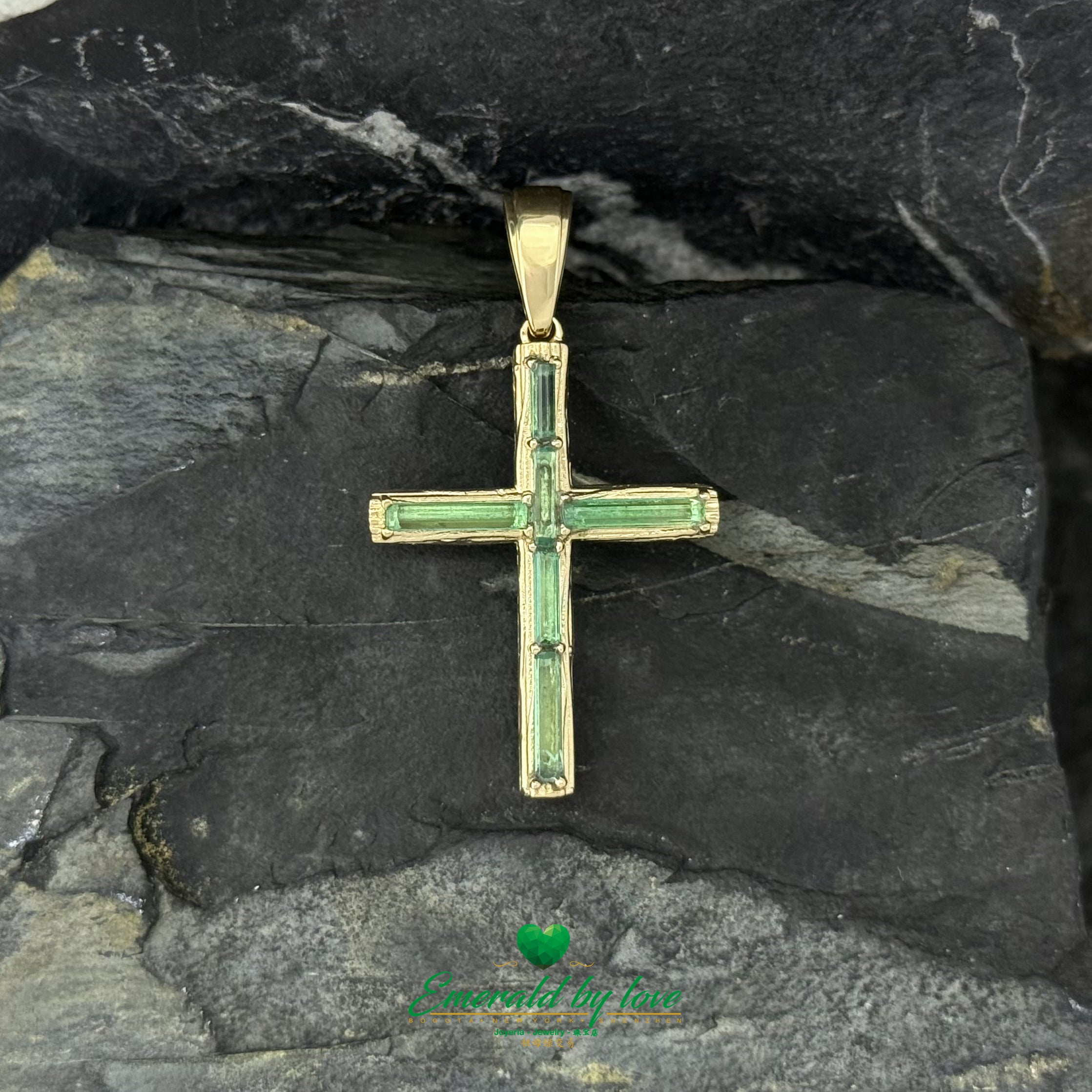 7.34g Rustic Elongated Cross in 18K Yellow Gold with Emerald Canutillo