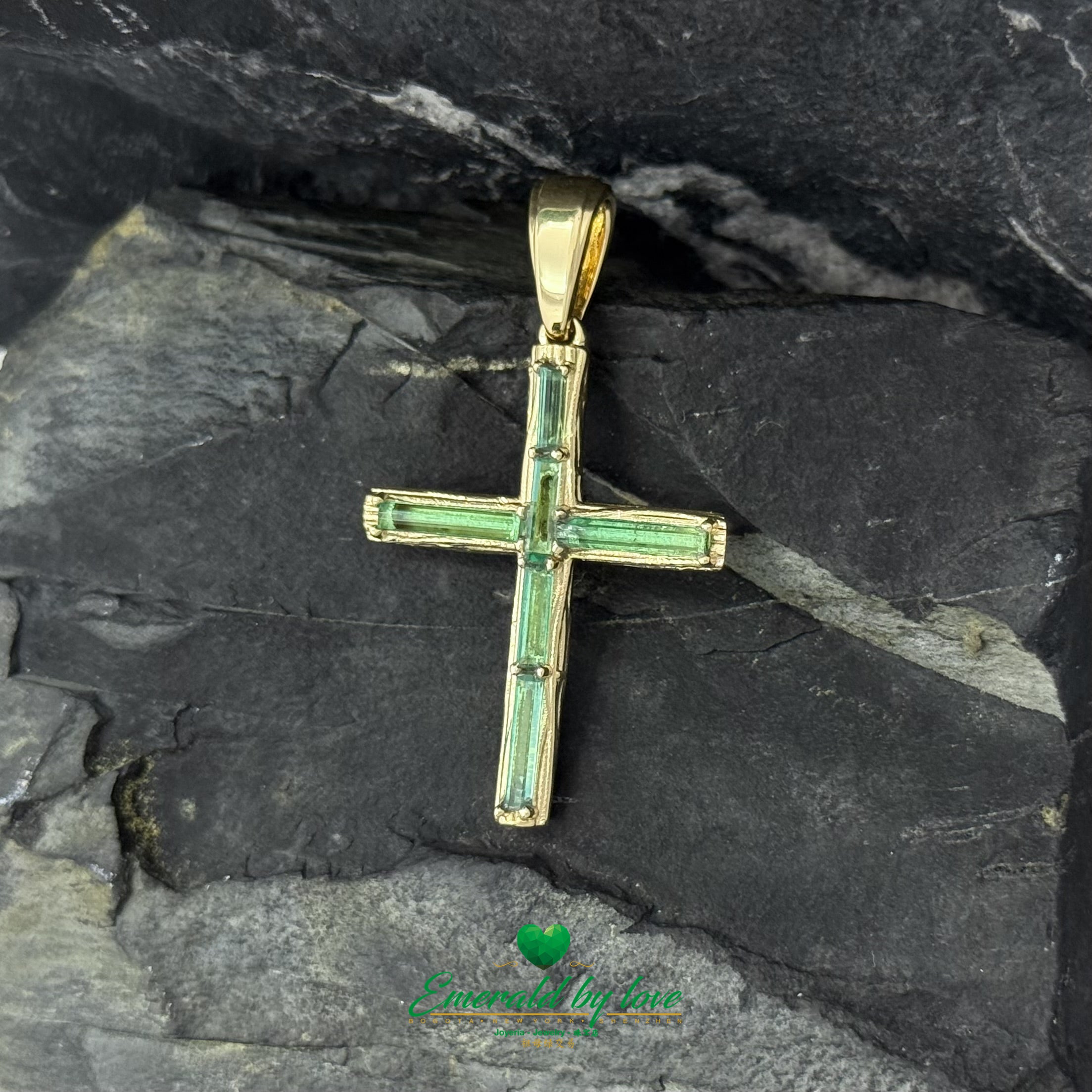 7.34g Rustic Elongated Cross in 18K Yellow Gold with Emerald Canutillo