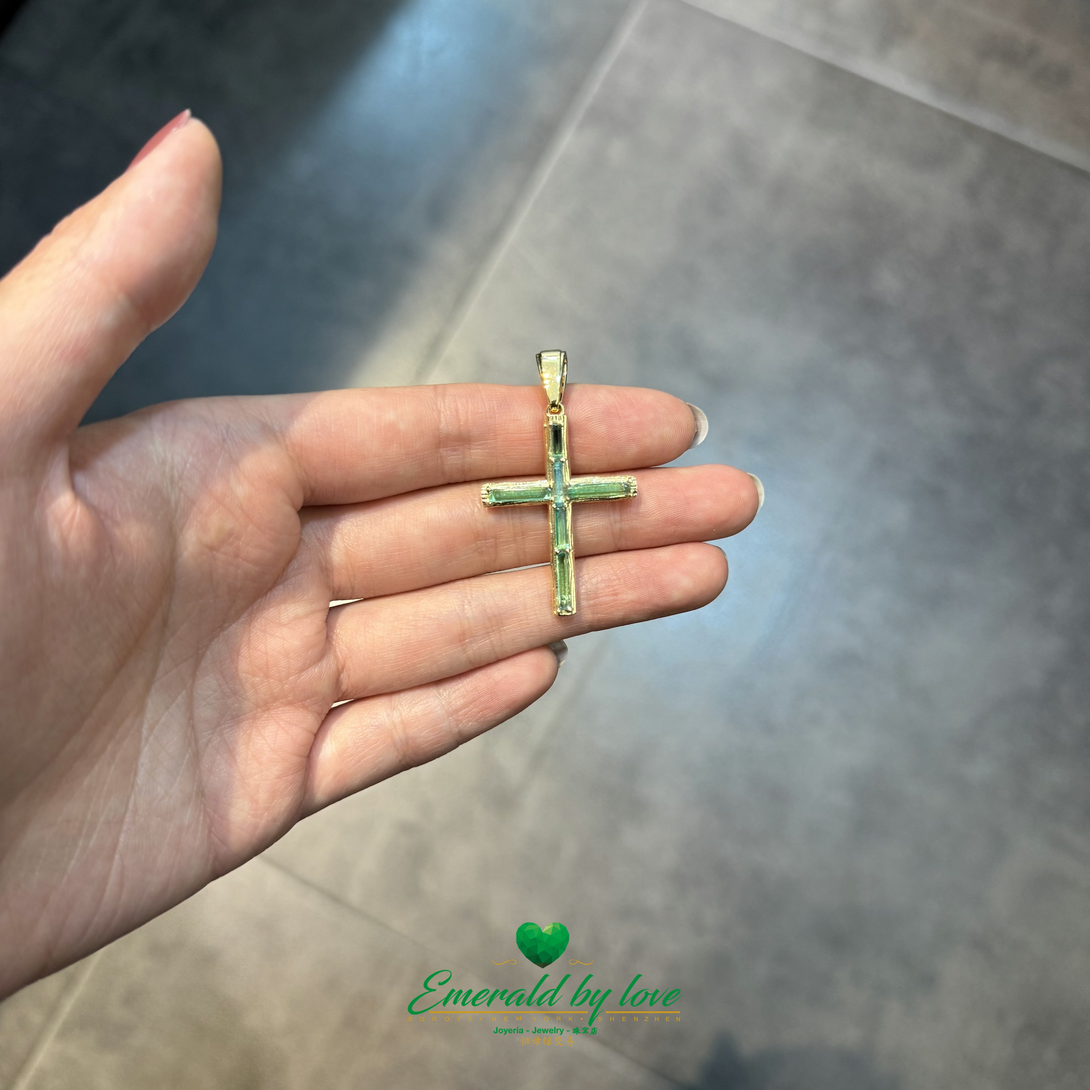 7.34g Rustic Elongated Cross in 18K Yellow Gold with Emerald Canutillo