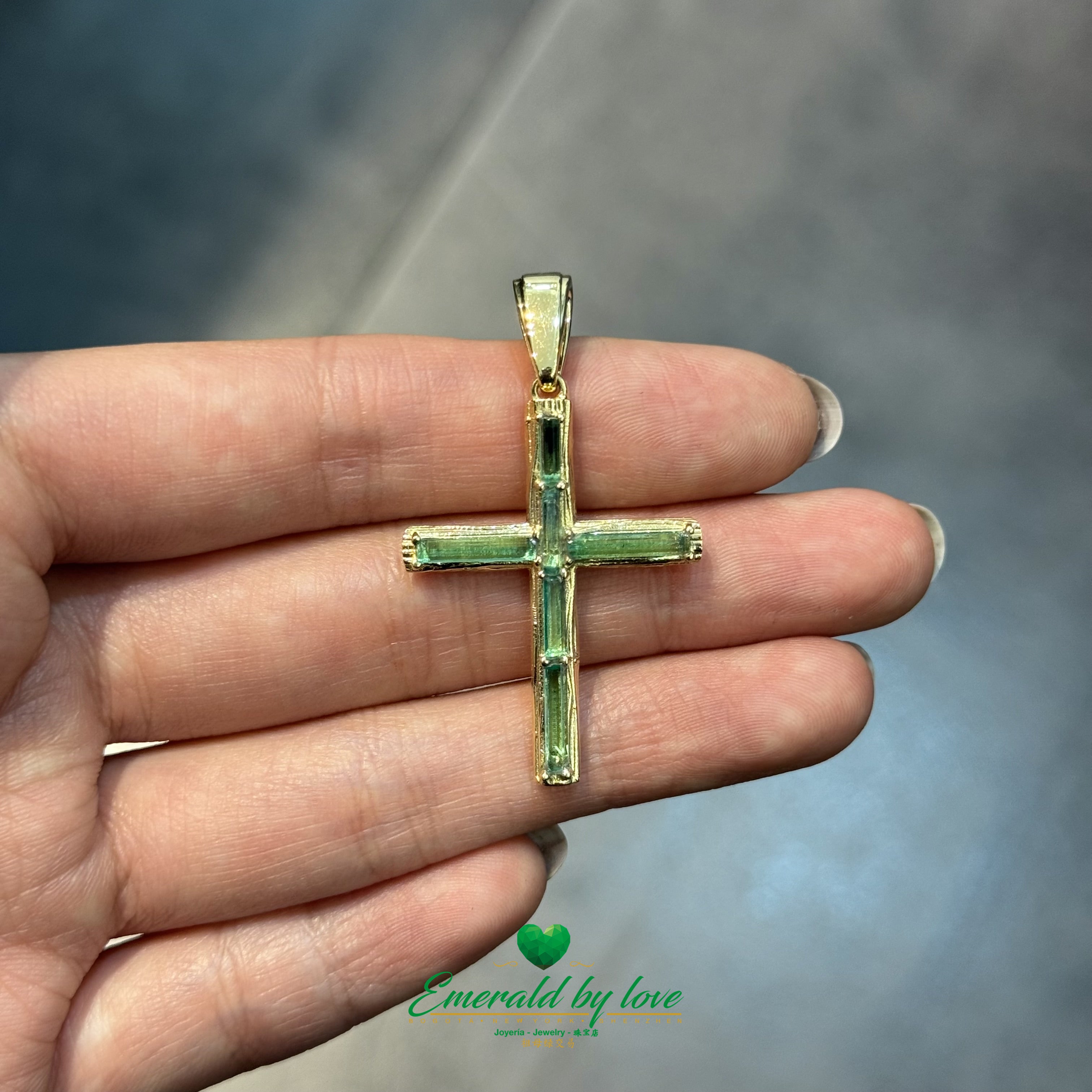 7.34g Rustic Elongated Cross in 18K Yellow Gold with Emerald Canutillo