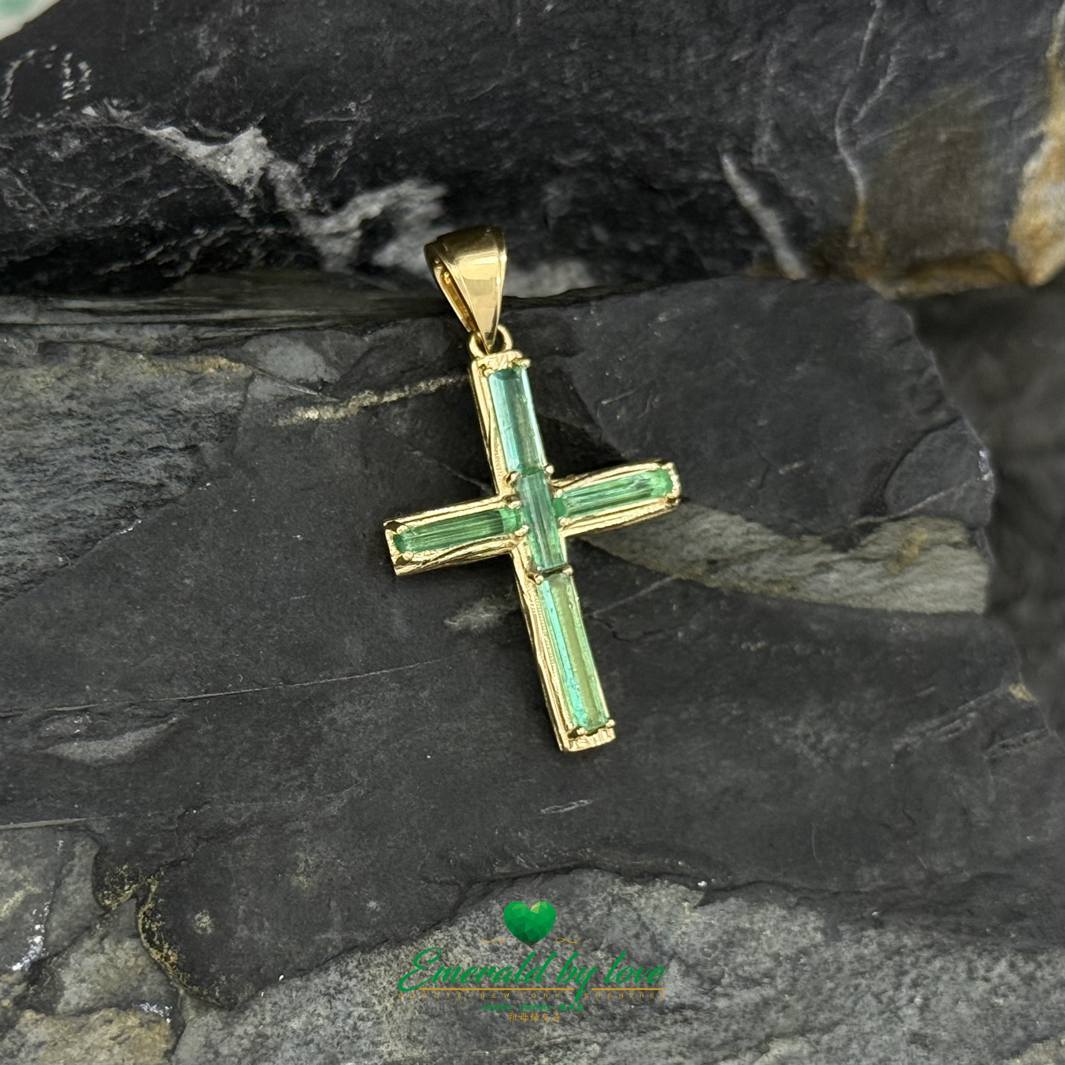 Elongated Cross in 18K Yellow Gold with Emerald Canutillo
