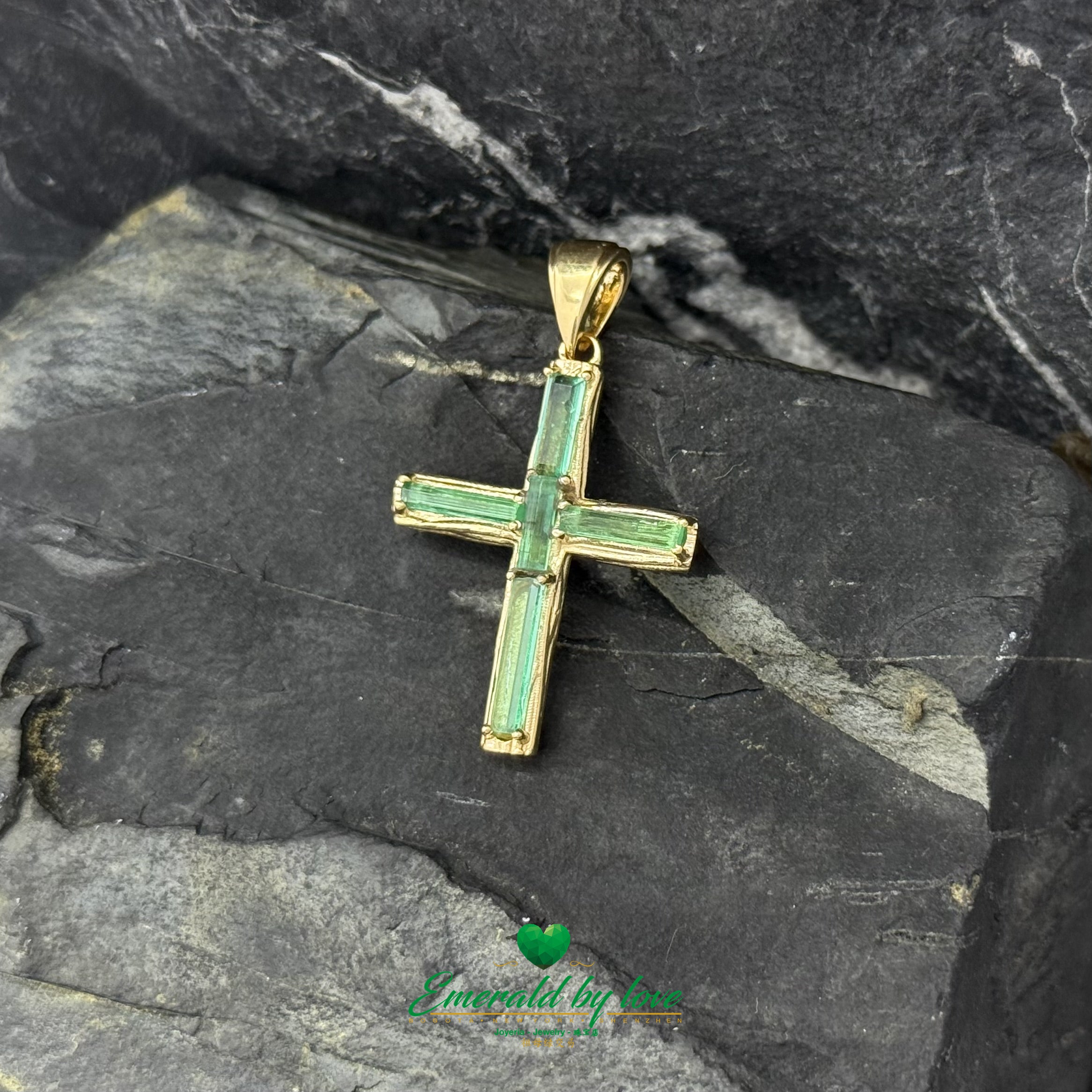 Elongated Cross in 18K Yellow Gold with Emerald Canutillo
