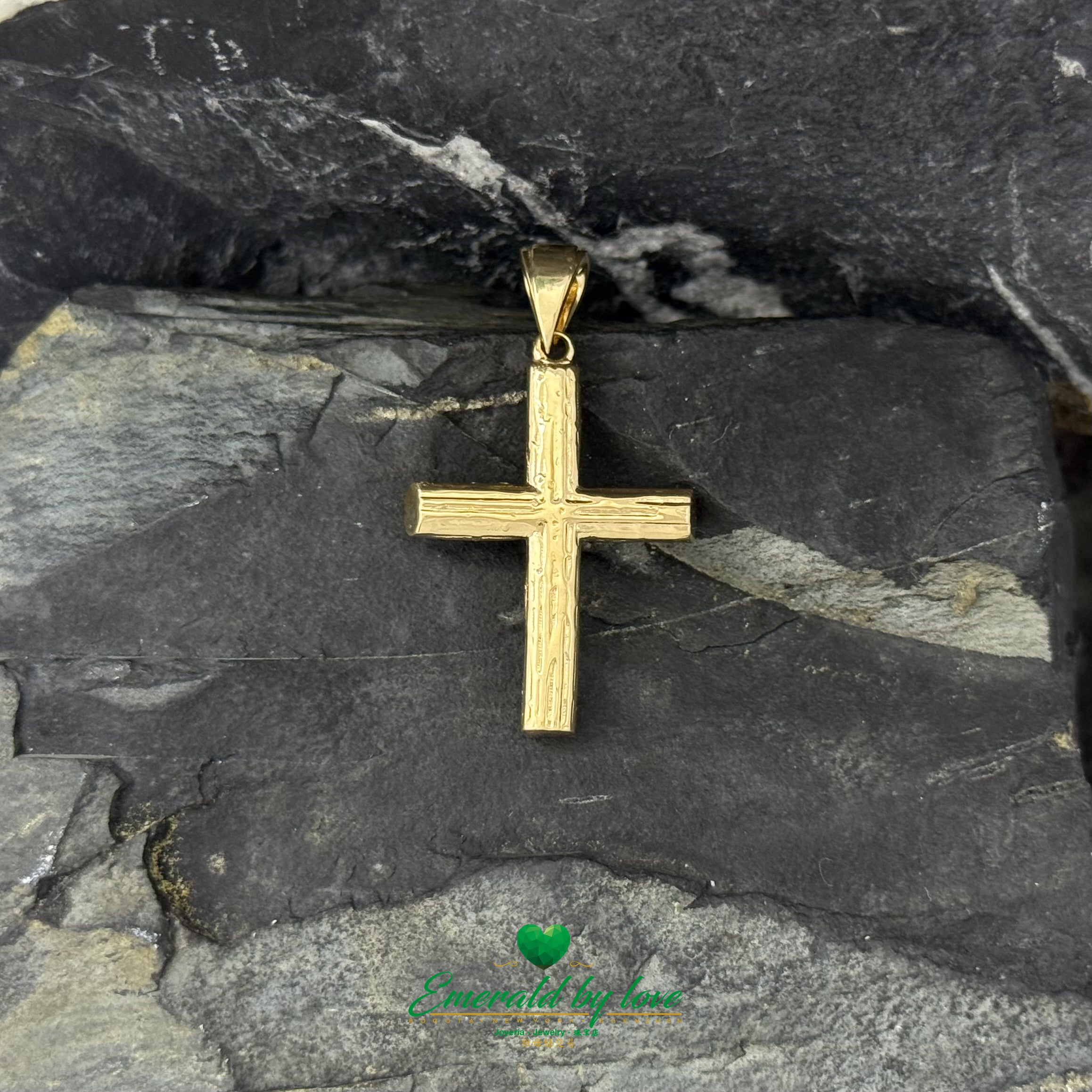 Elongated Cross in 18K Yellow Gold with Emerald Canutillo