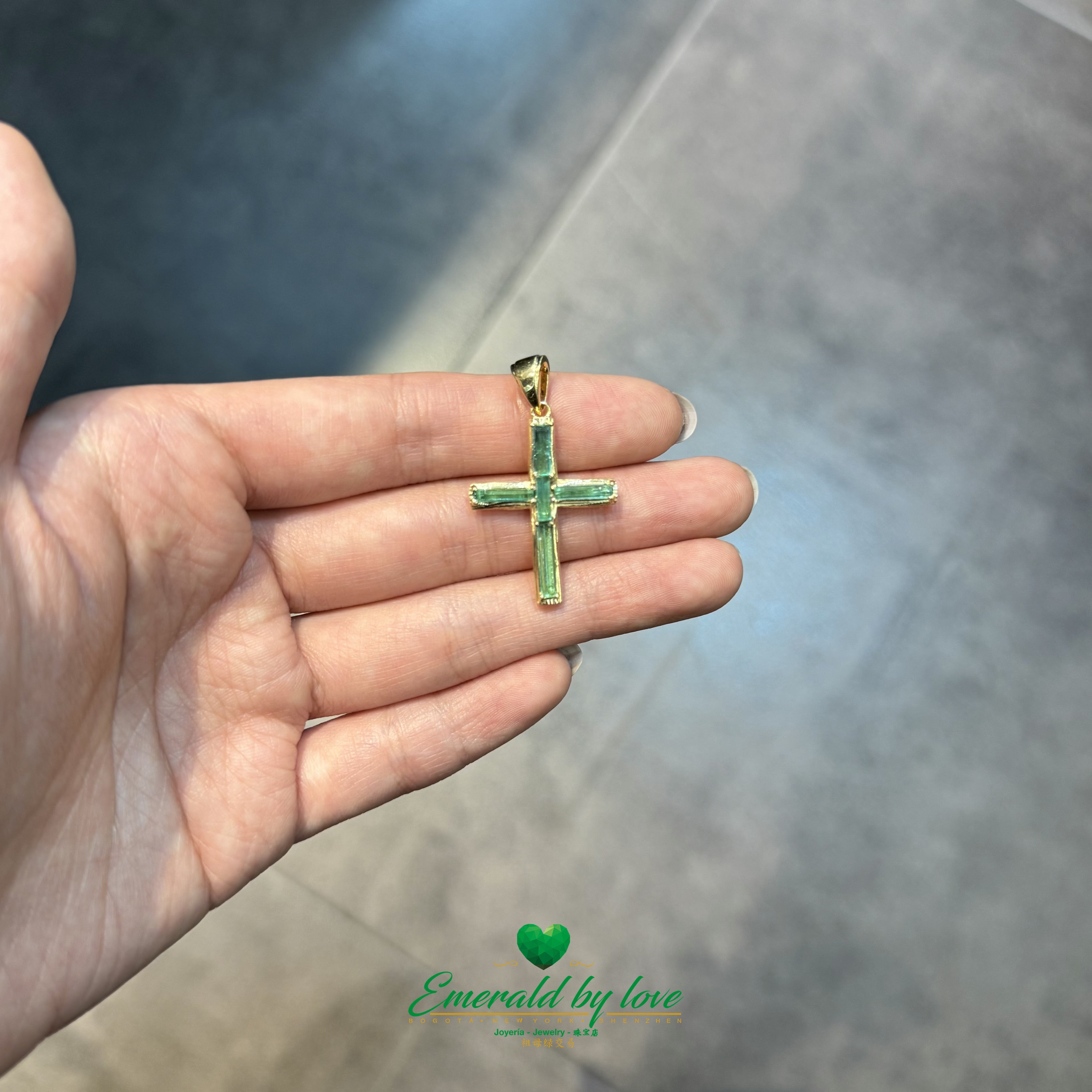 Elongated Cross in 18K Yellow Gold with Emerald Canutillo
