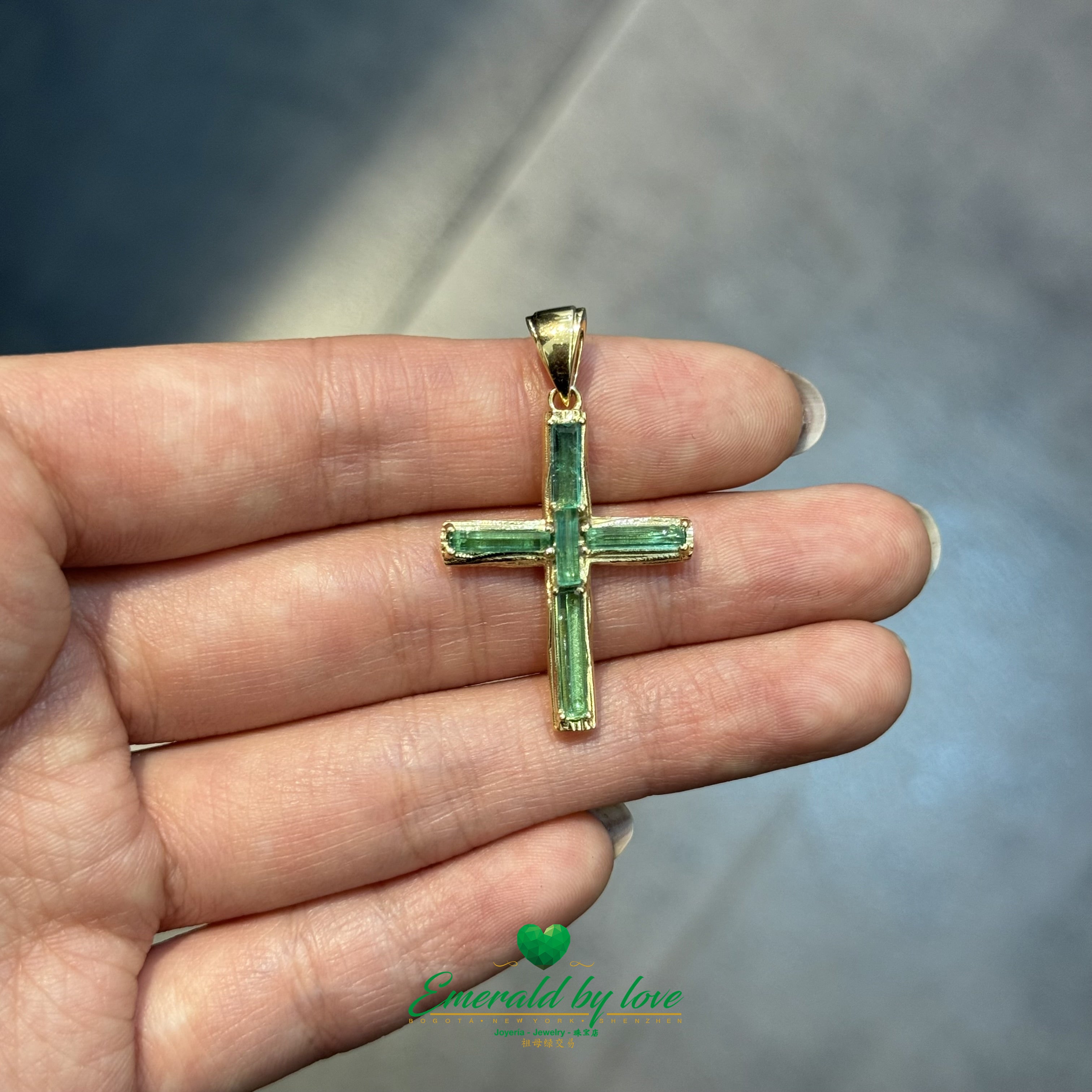 Elongated Cross in 18K Yellow Gold with Emerald Canutillo