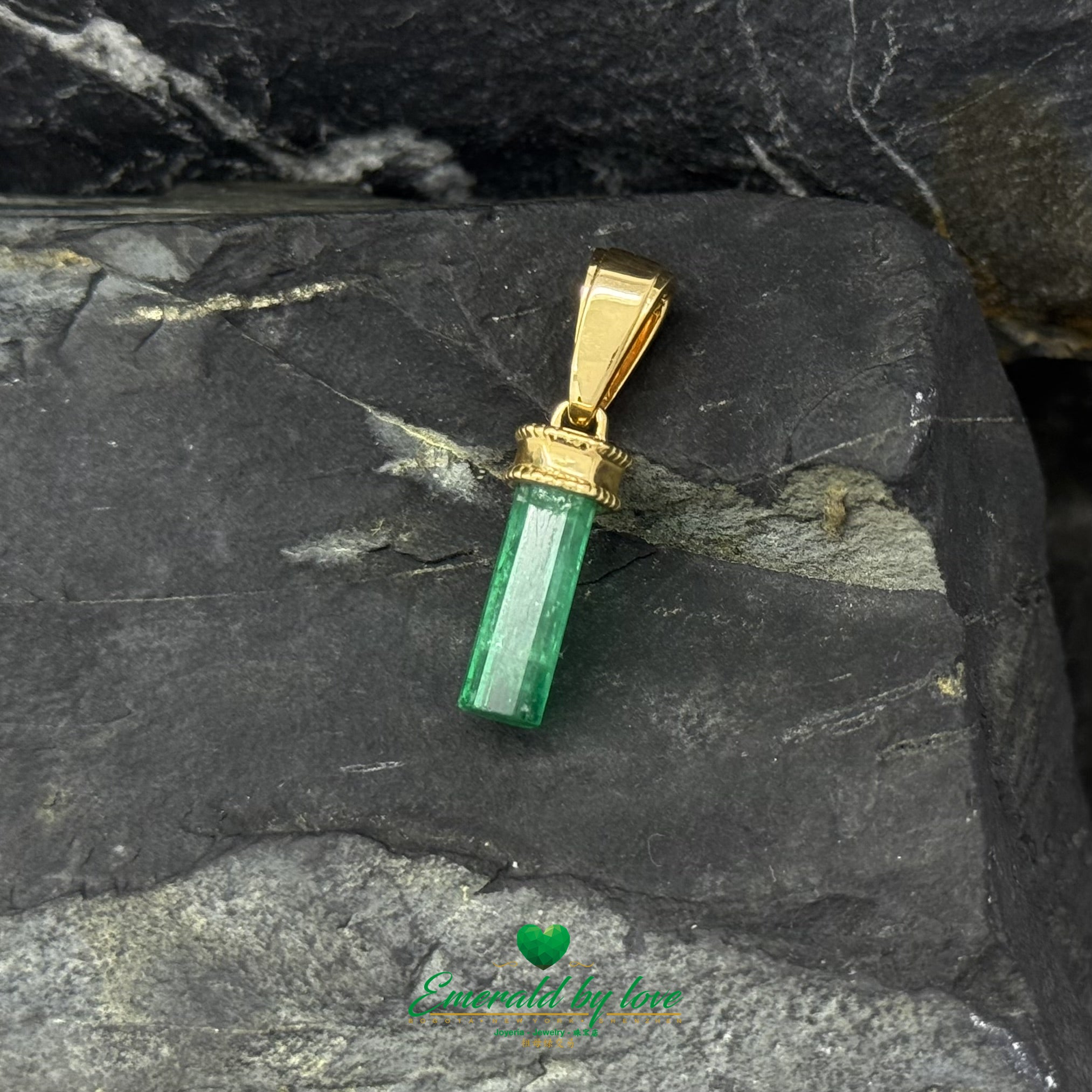 Traditional 18K Yellow Gold Pendant with Colombian Emerald