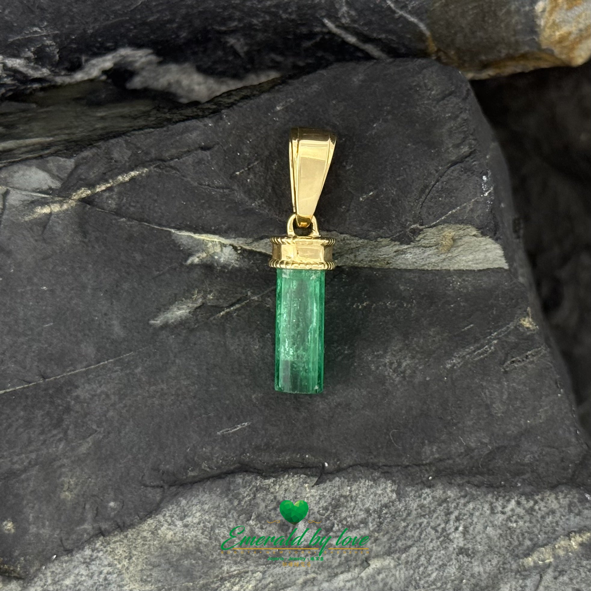 Traditional 18K Yellow Gold Pendant with Colombian Emerald