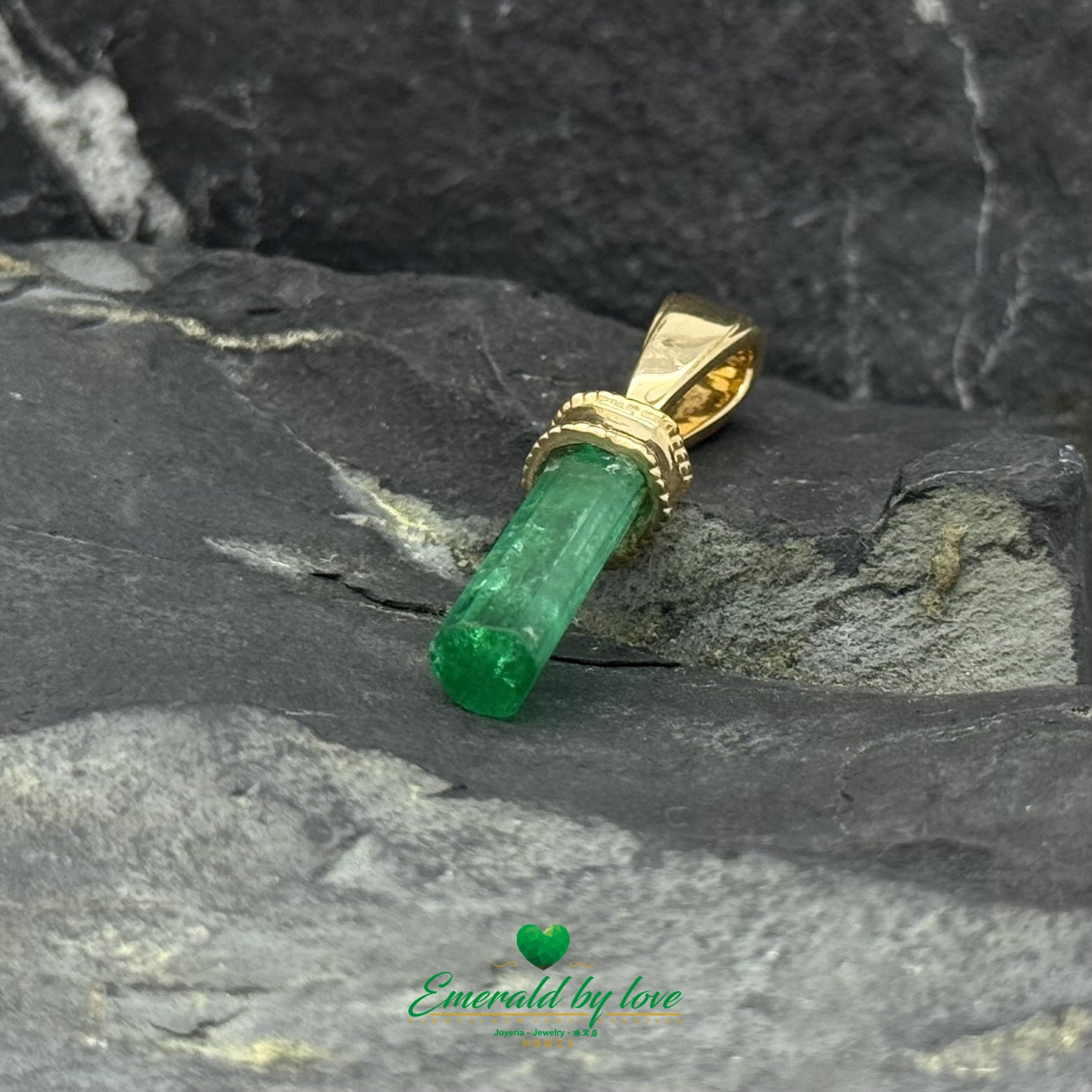 Traditional 18K Yellow Gold Pendant with Colombian Emerald