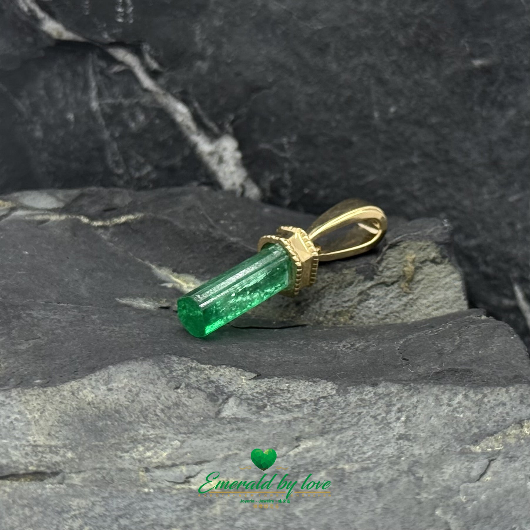 Traditional 18K Yellow Gold Pendant with Colombian Emerald