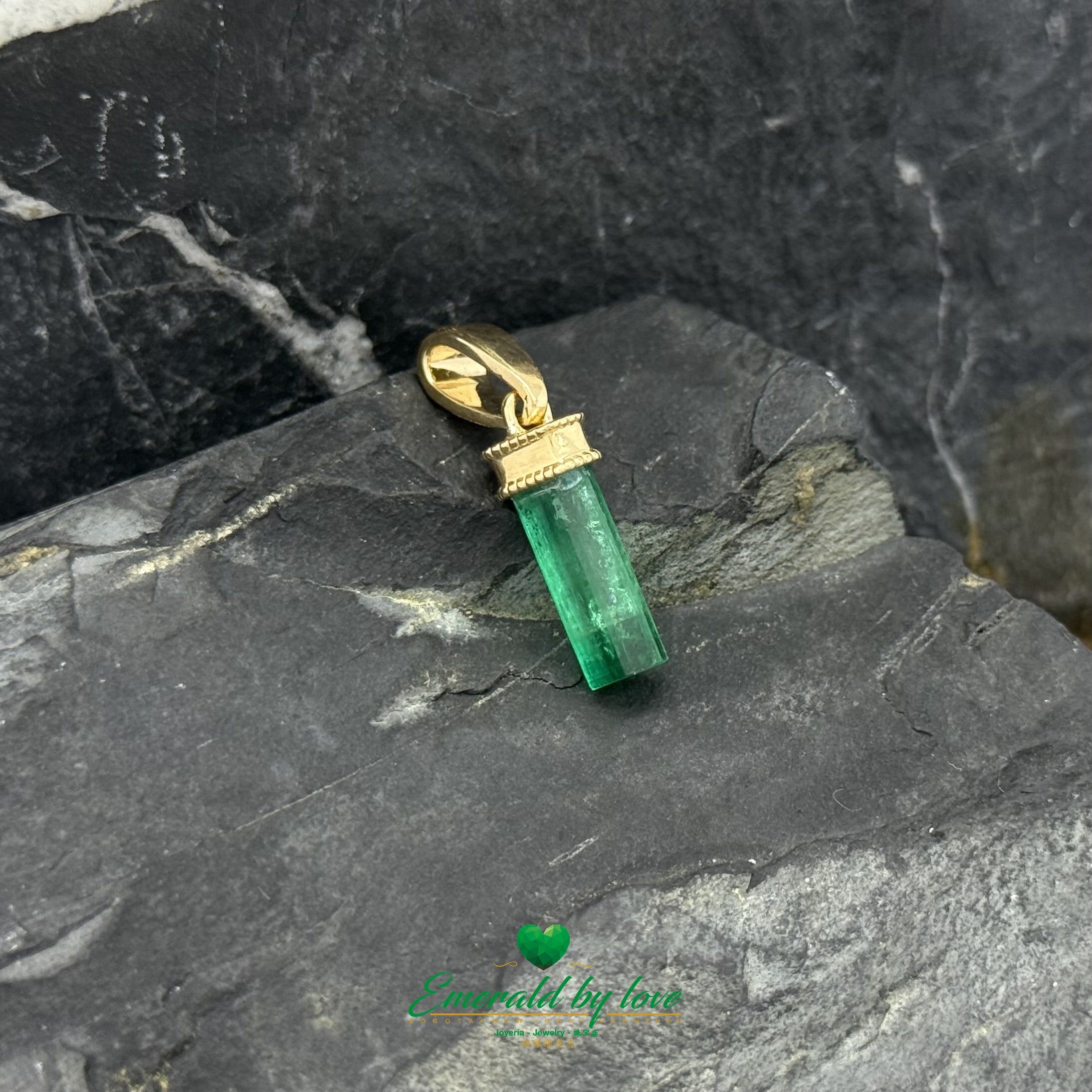 Traditional 18K Yellow Gold Pendant with Colombian Emerald