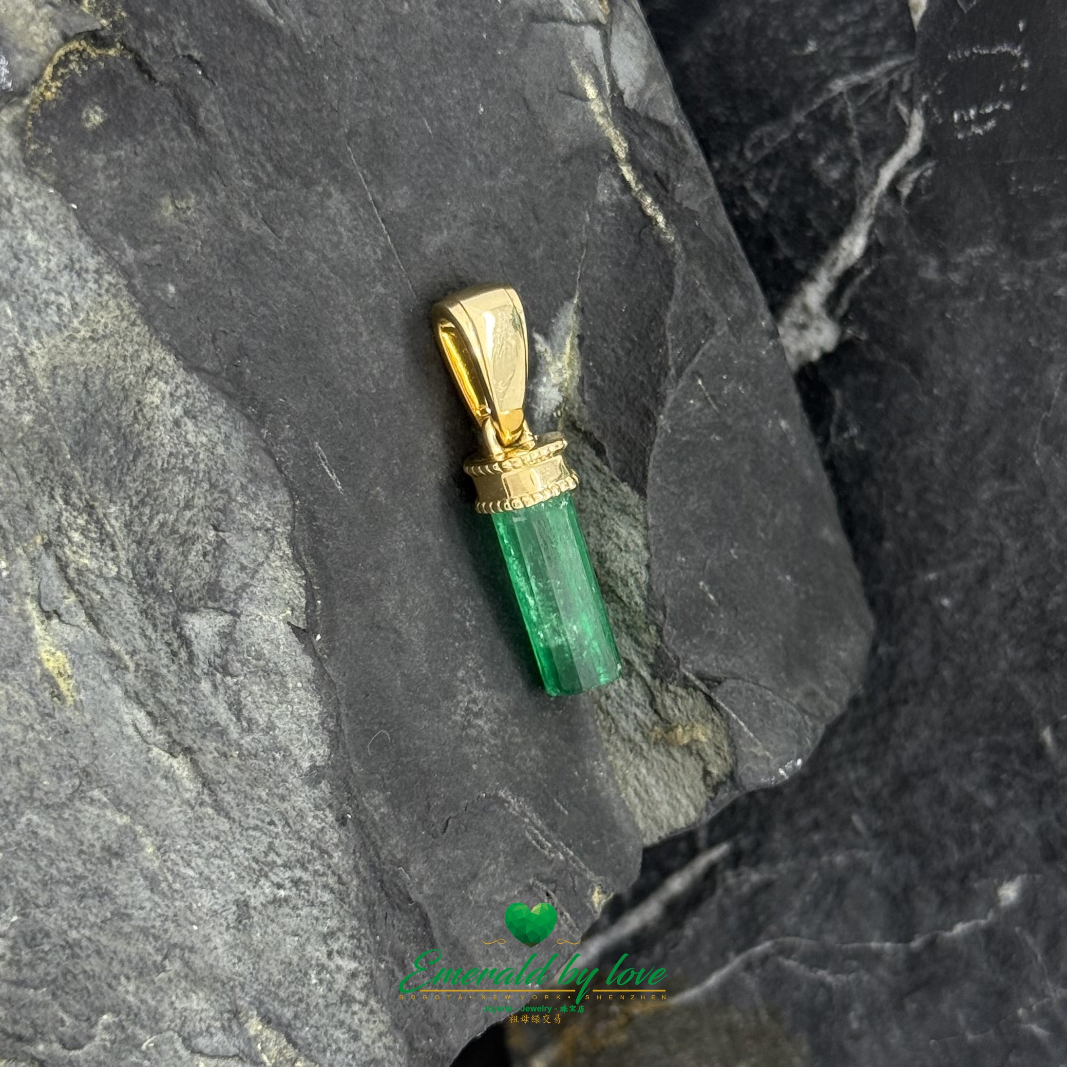 Traditional 18K Yellow Gold Pendant with Colombian Emerald
