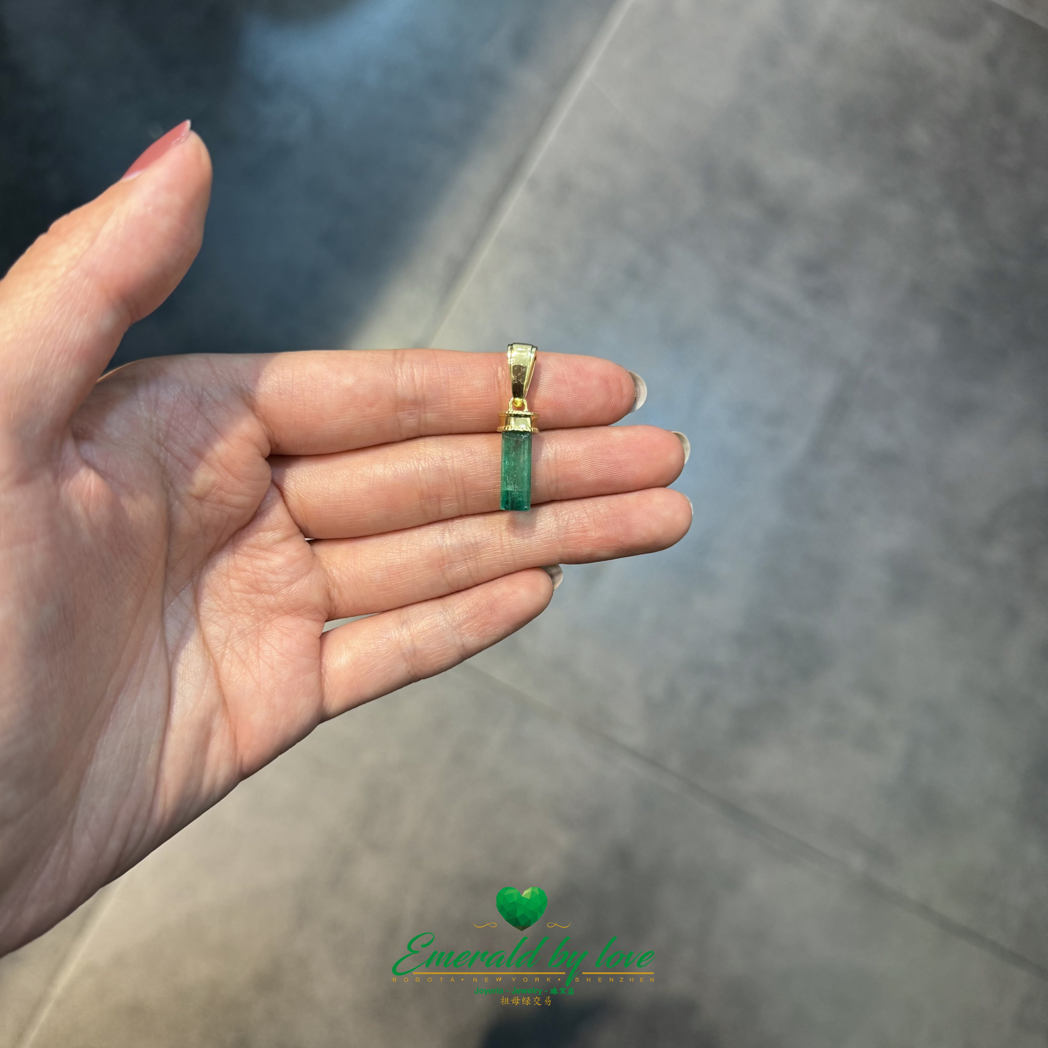 Traditional 18K Yellow Gold Pendant with Colombian Emerald