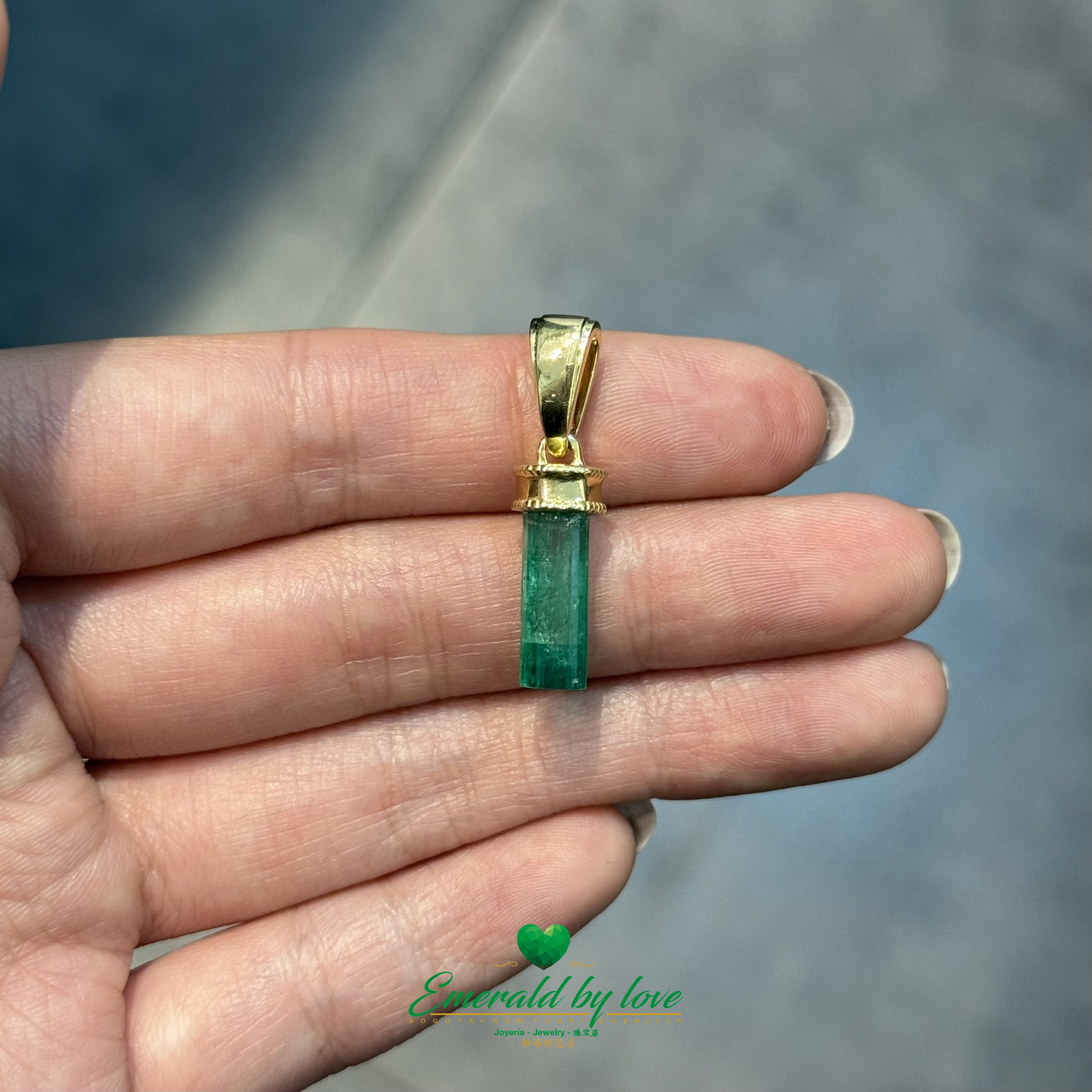 Traditional 18K Yellow Gold Pendant with Colombian Emerald