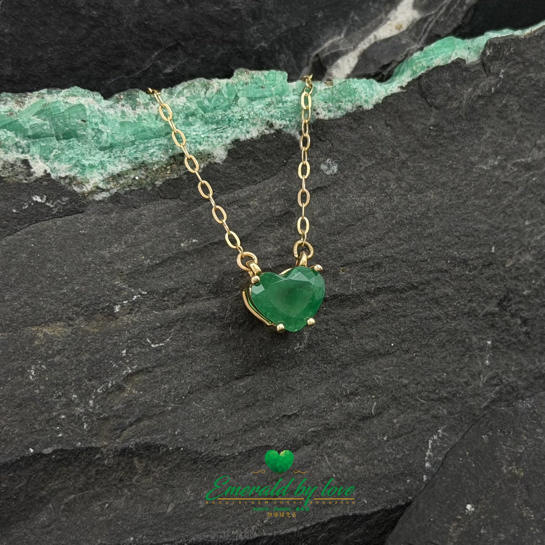 Pendentif délicat et magnifique en or jaune avec émeraude en forme de cœur et sertissage à trois griffes