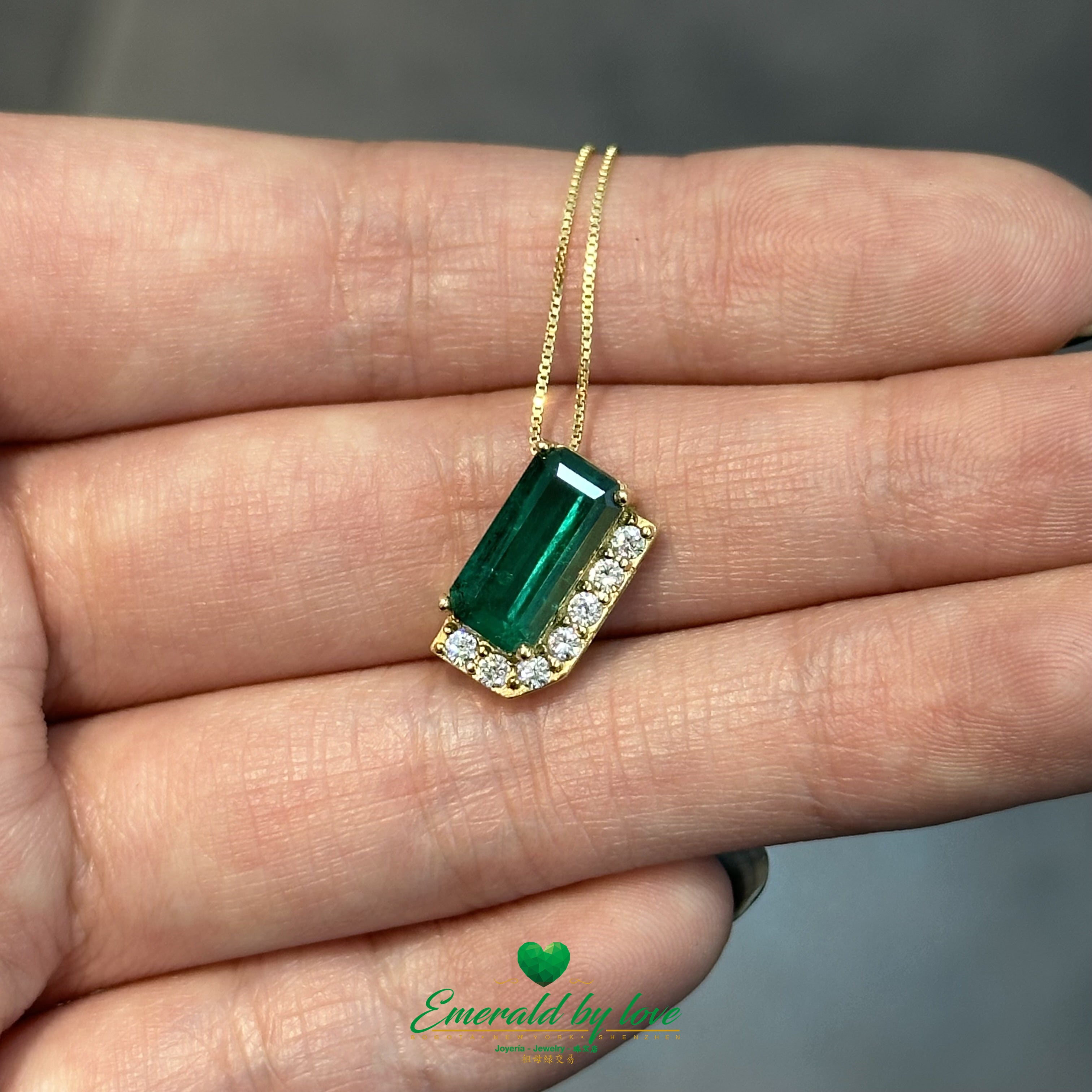 Pendentif luxueux en or jaune avec émeraude rectangulaire de 1,66 ct et accent de diamants
