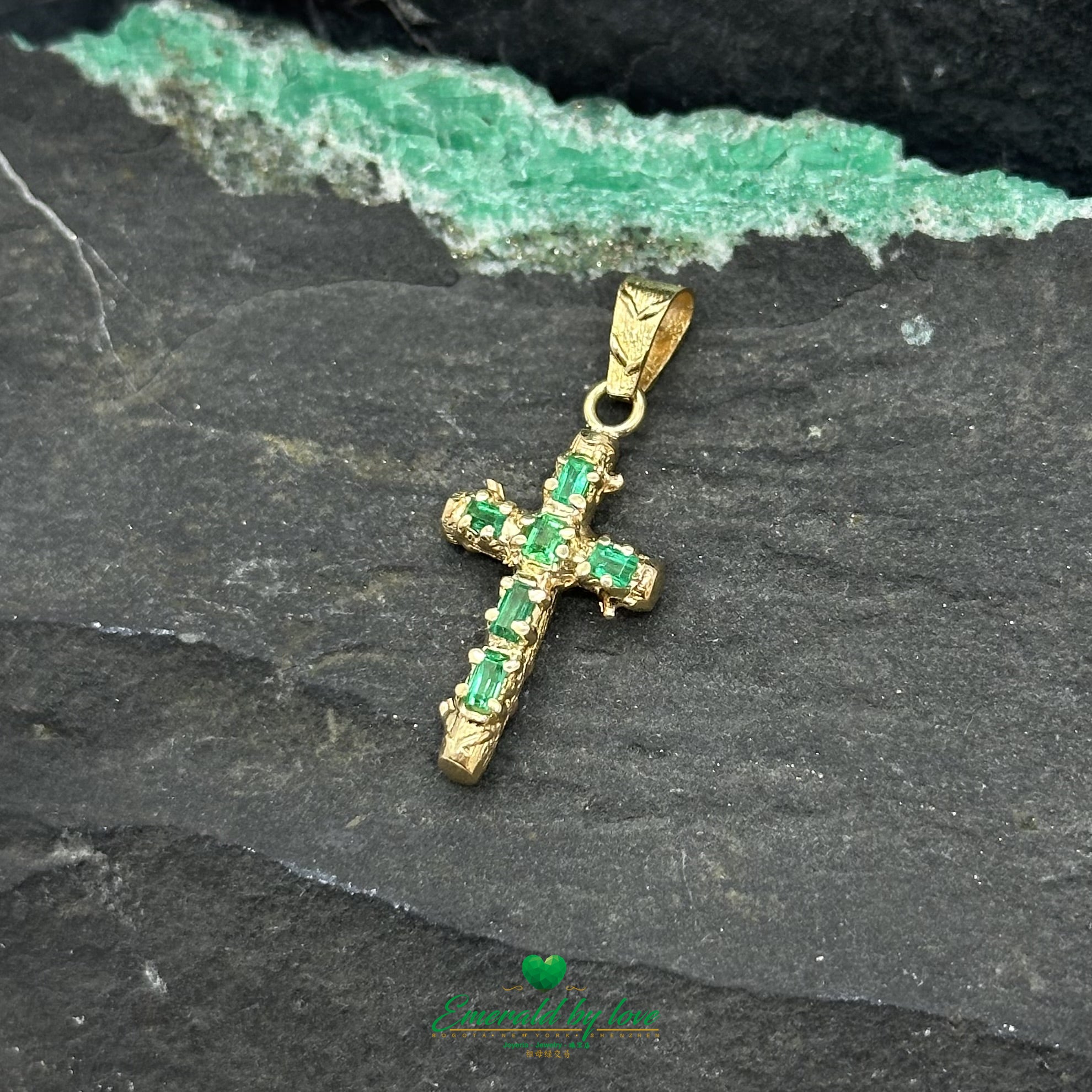 Cruz de diseño atrevido estilo baúl con esmeraldas colombianas