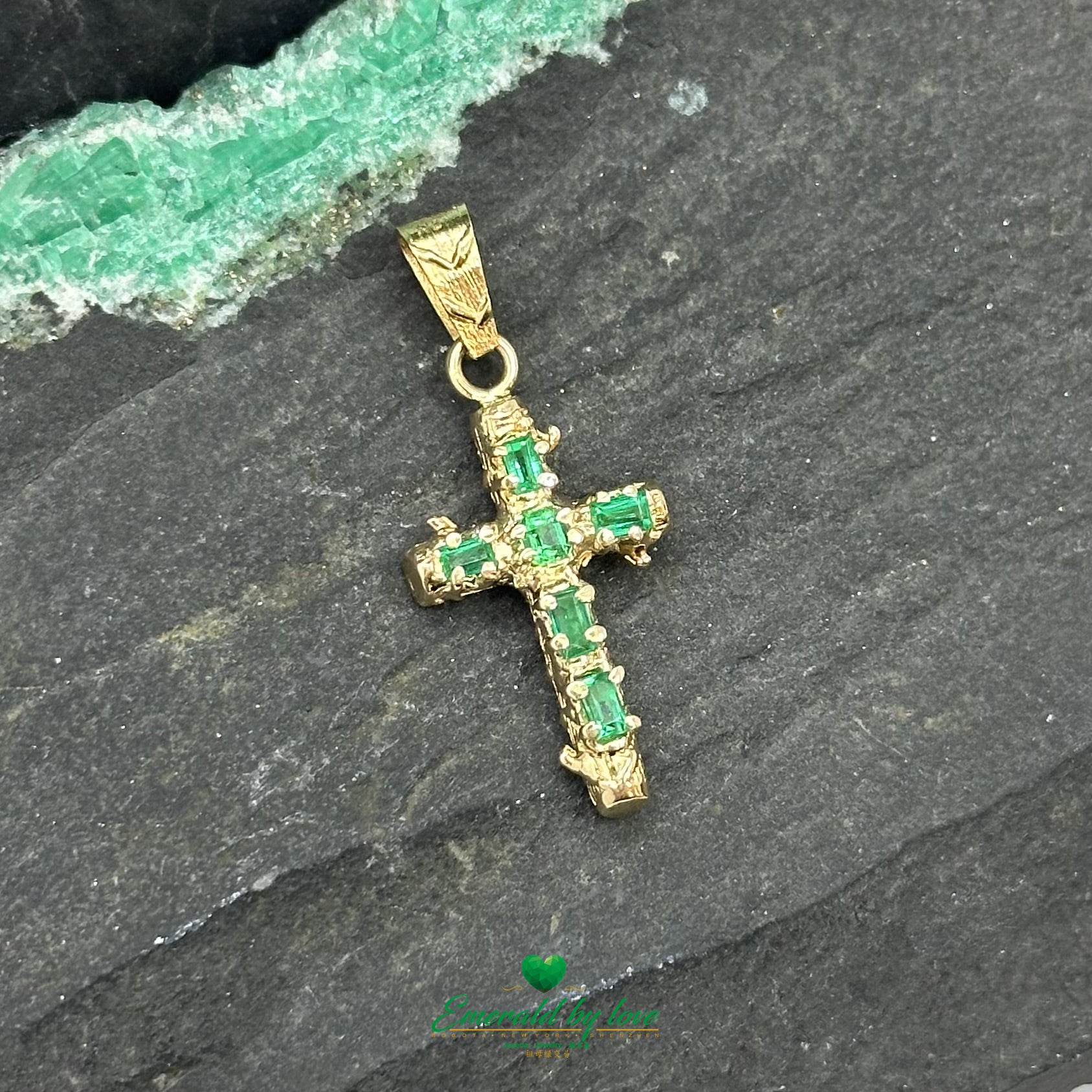 Cruz de diseño atrevido estilo baúl con esmeraldas colombianas