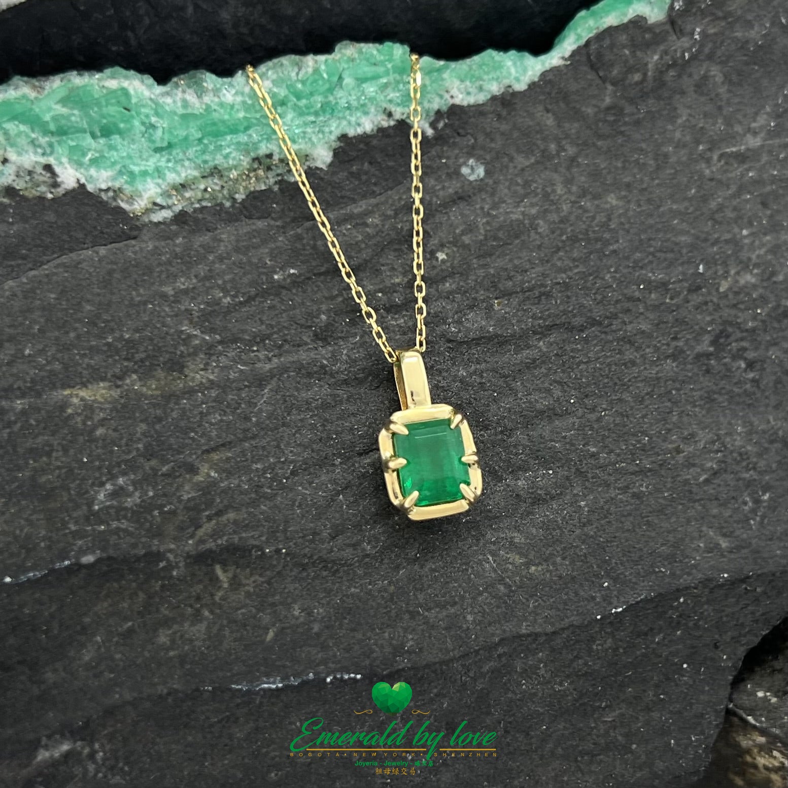 Sofisticado colgante de oro amarillo con esmeralda colombiana rectangular y engaste atrevido de seis puntas