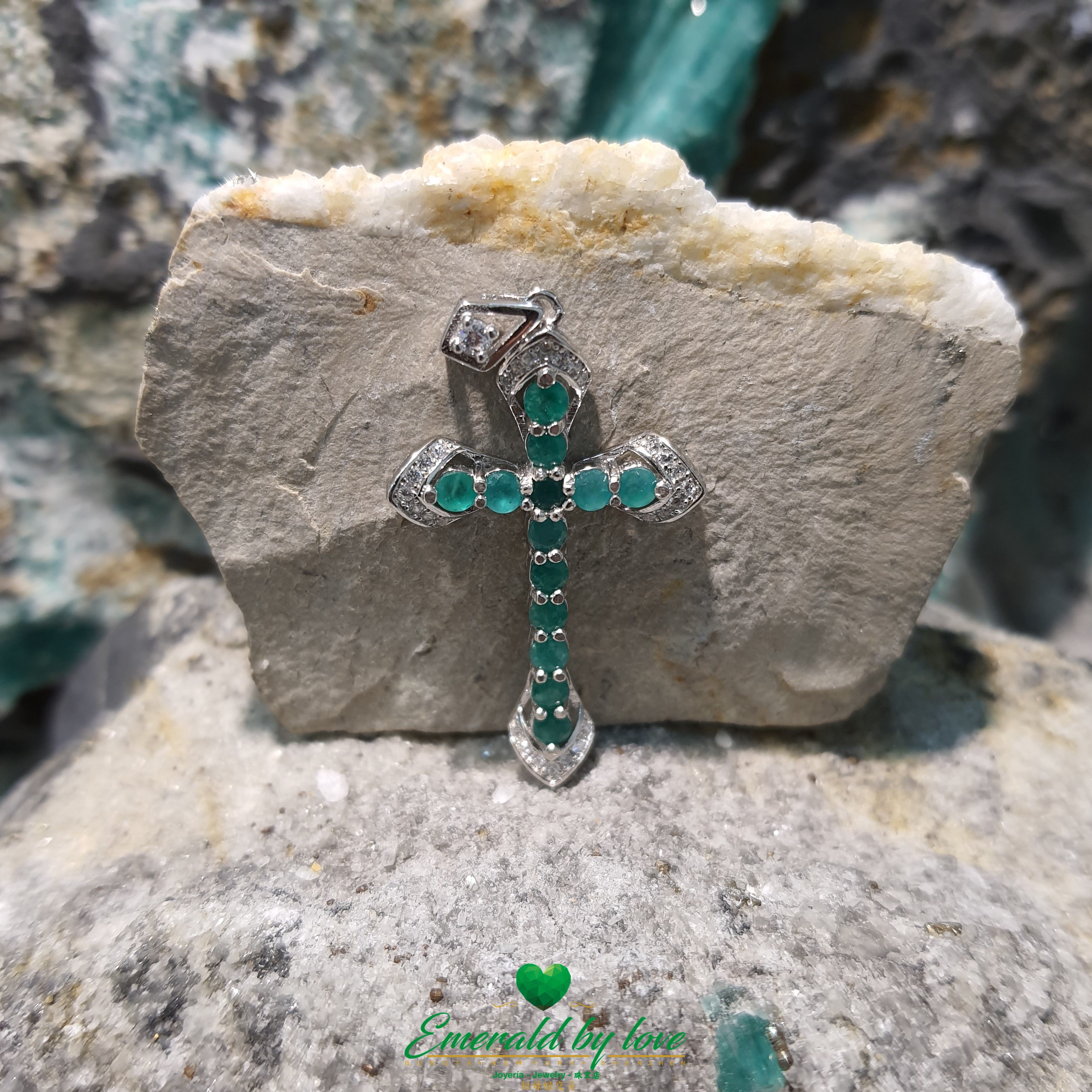 Colgante Cruz de Plata con Esmeraldas Redondas