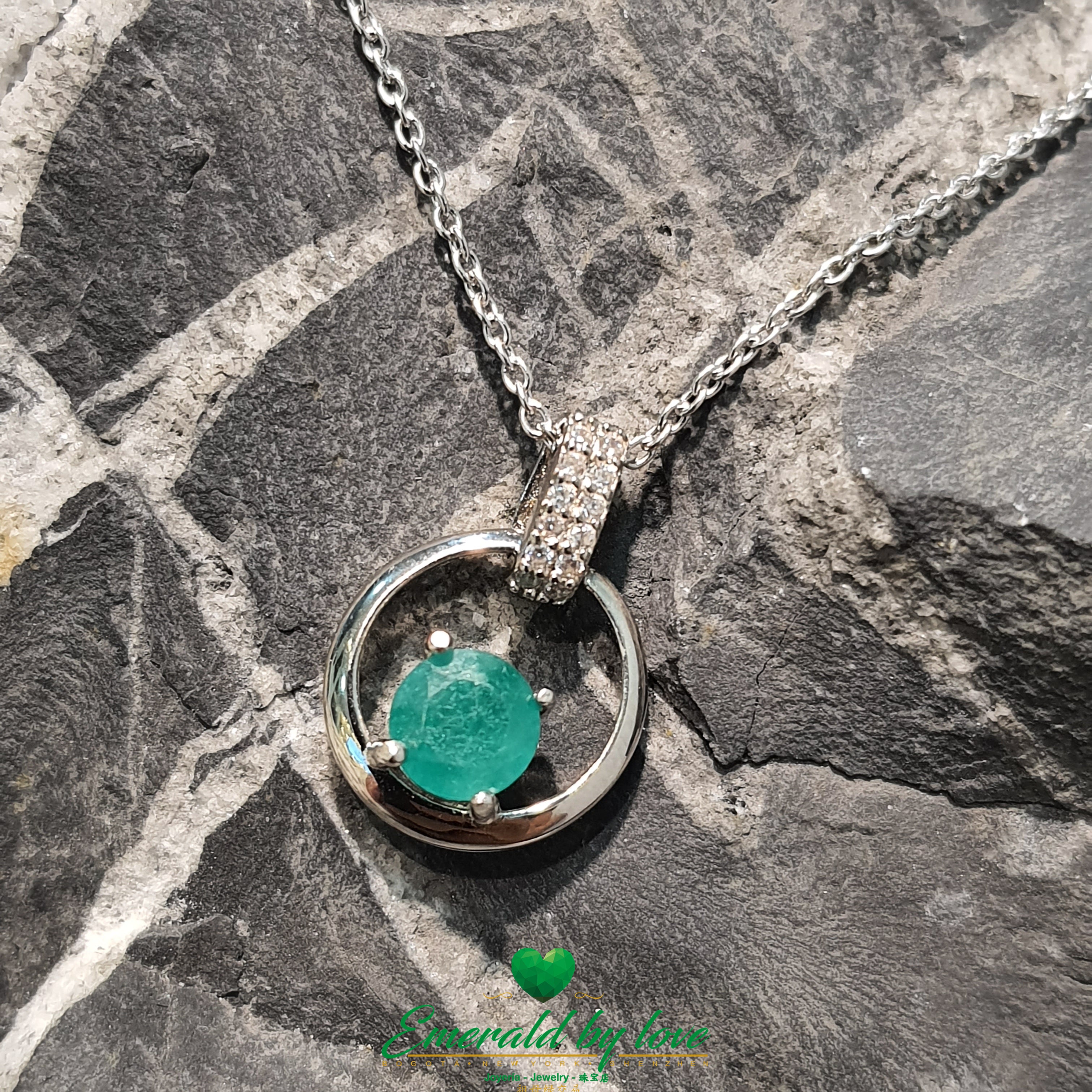 Central Emerald Round Pendant in Sterling Silver Circle