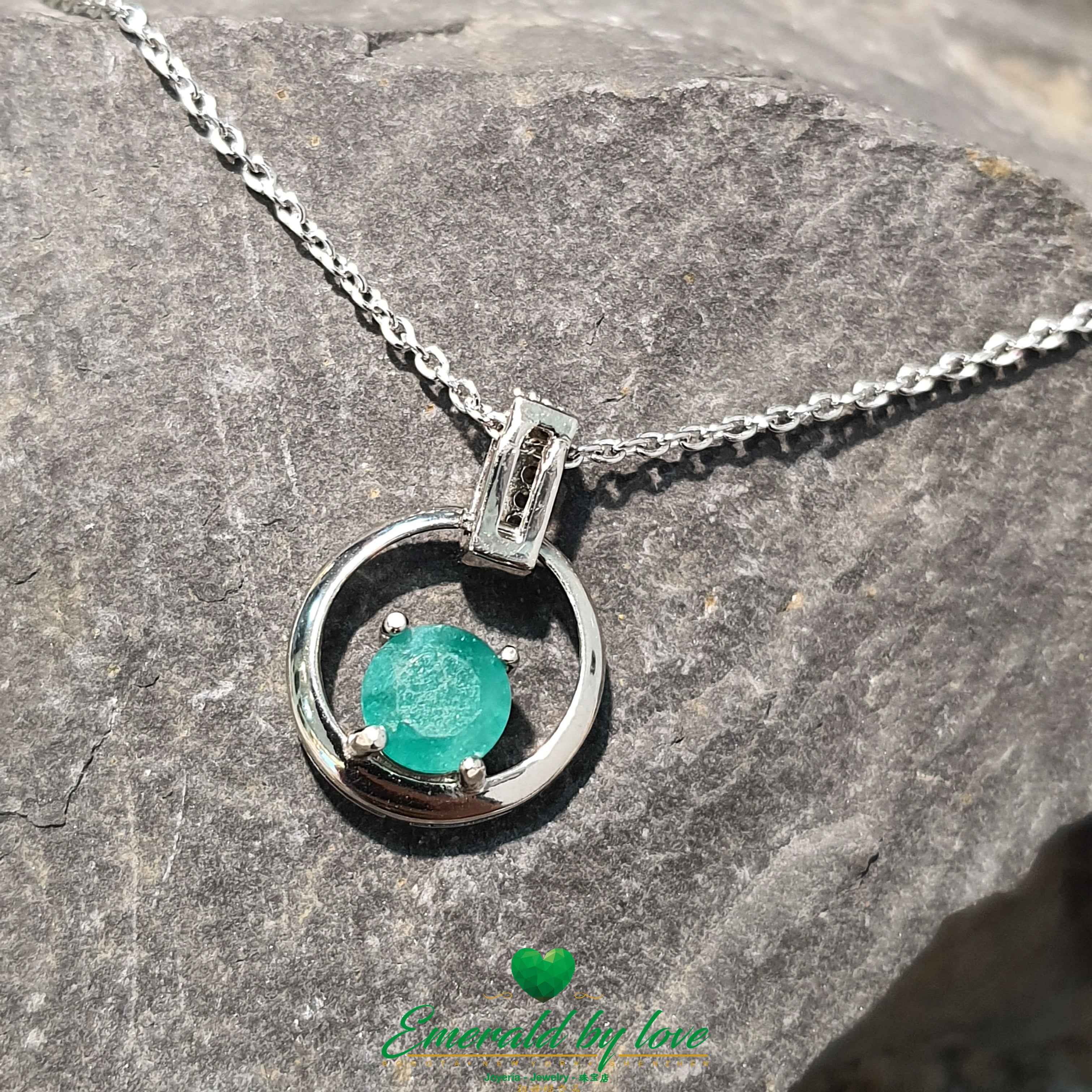 Central Emerald Round Pendant in Sterling Silver Circle