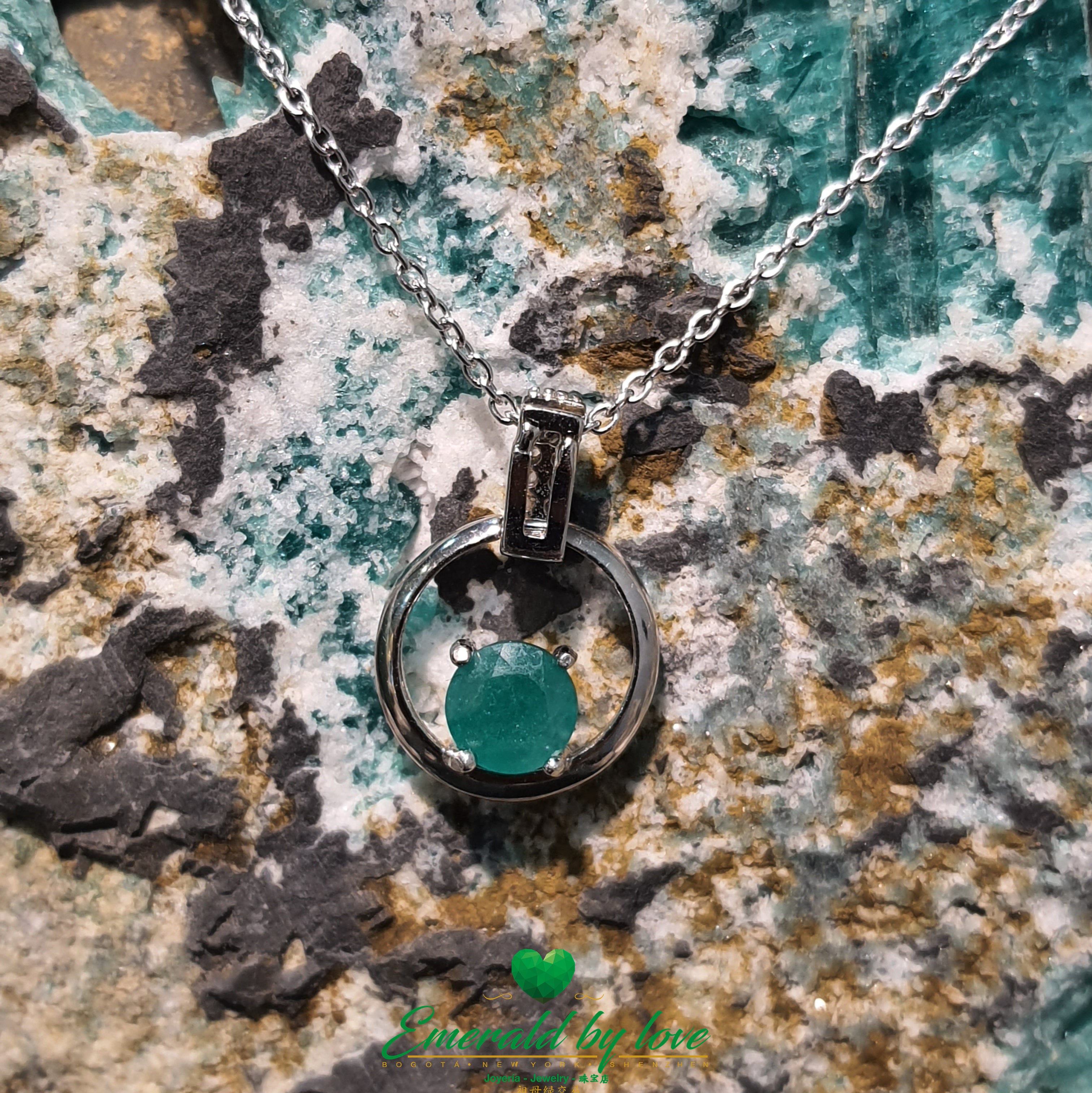 Pendentif rond central émeraude dans un cercle en argent sterling