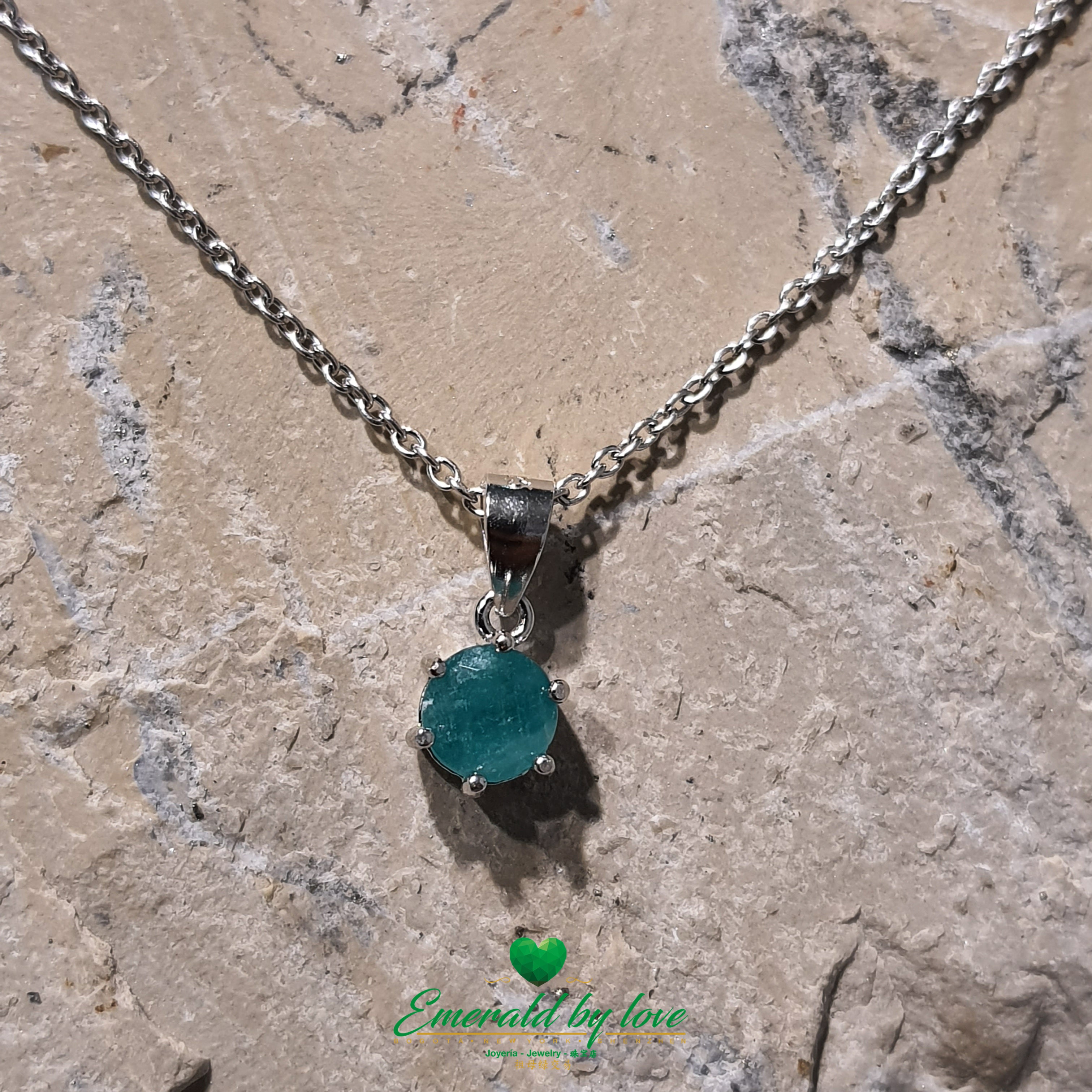 Colgante sencillo de esmeralda redonda en plata con engaste de seis puntas