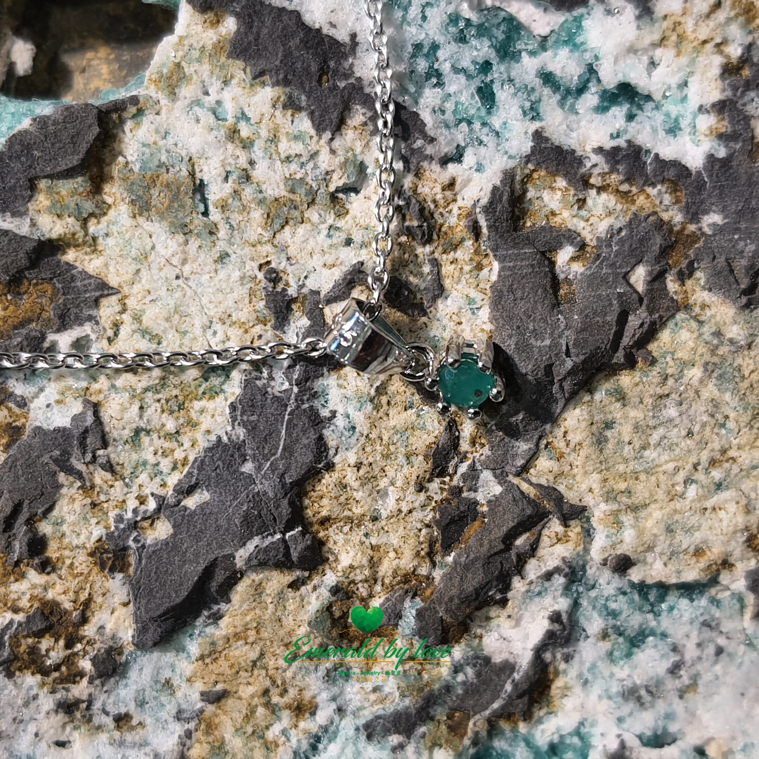 Pendentif délicat avec une petite émeraude ronde sertie de 6 griffes