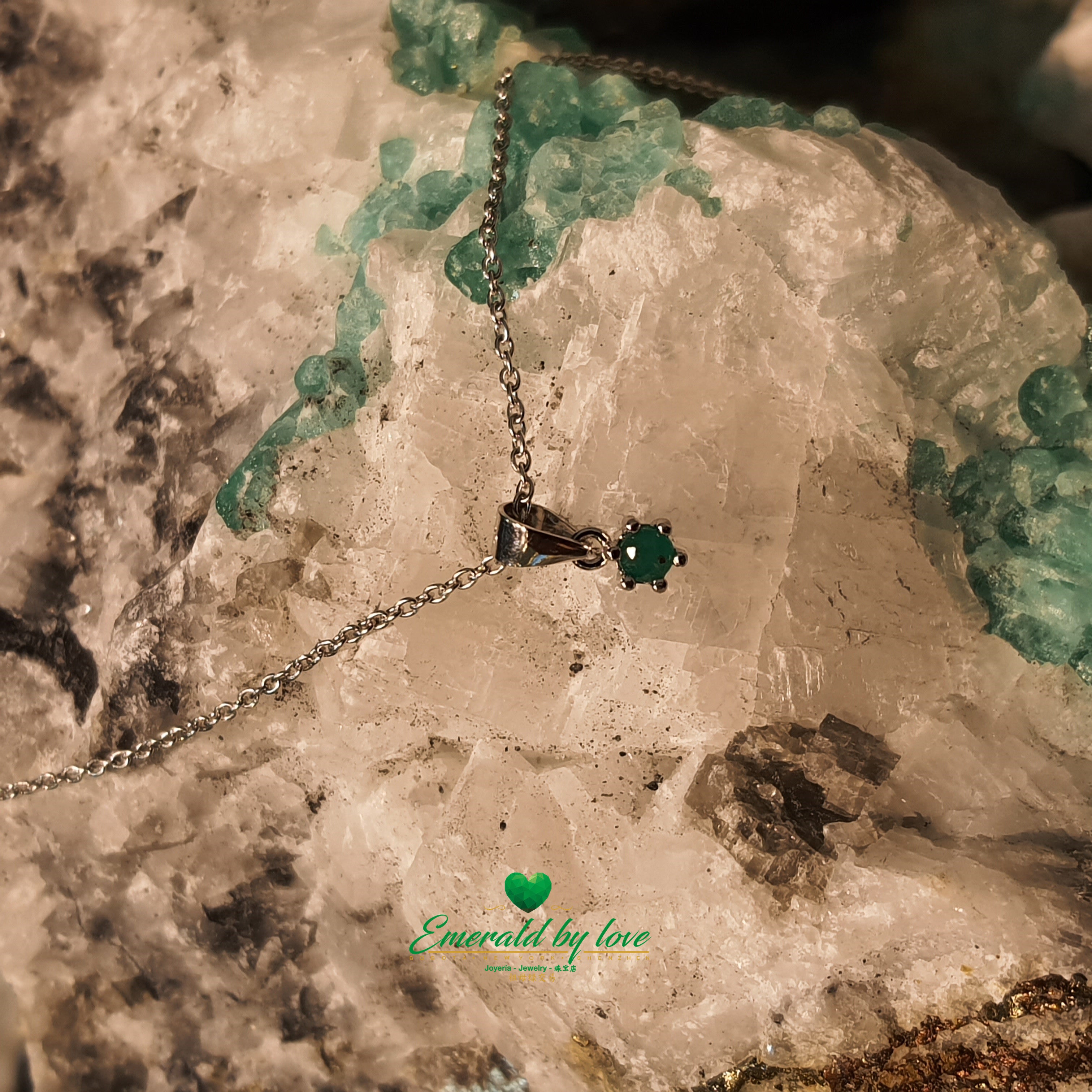 Pendentif délicat avec une petite émeraude ronde sertie de 6 griffes