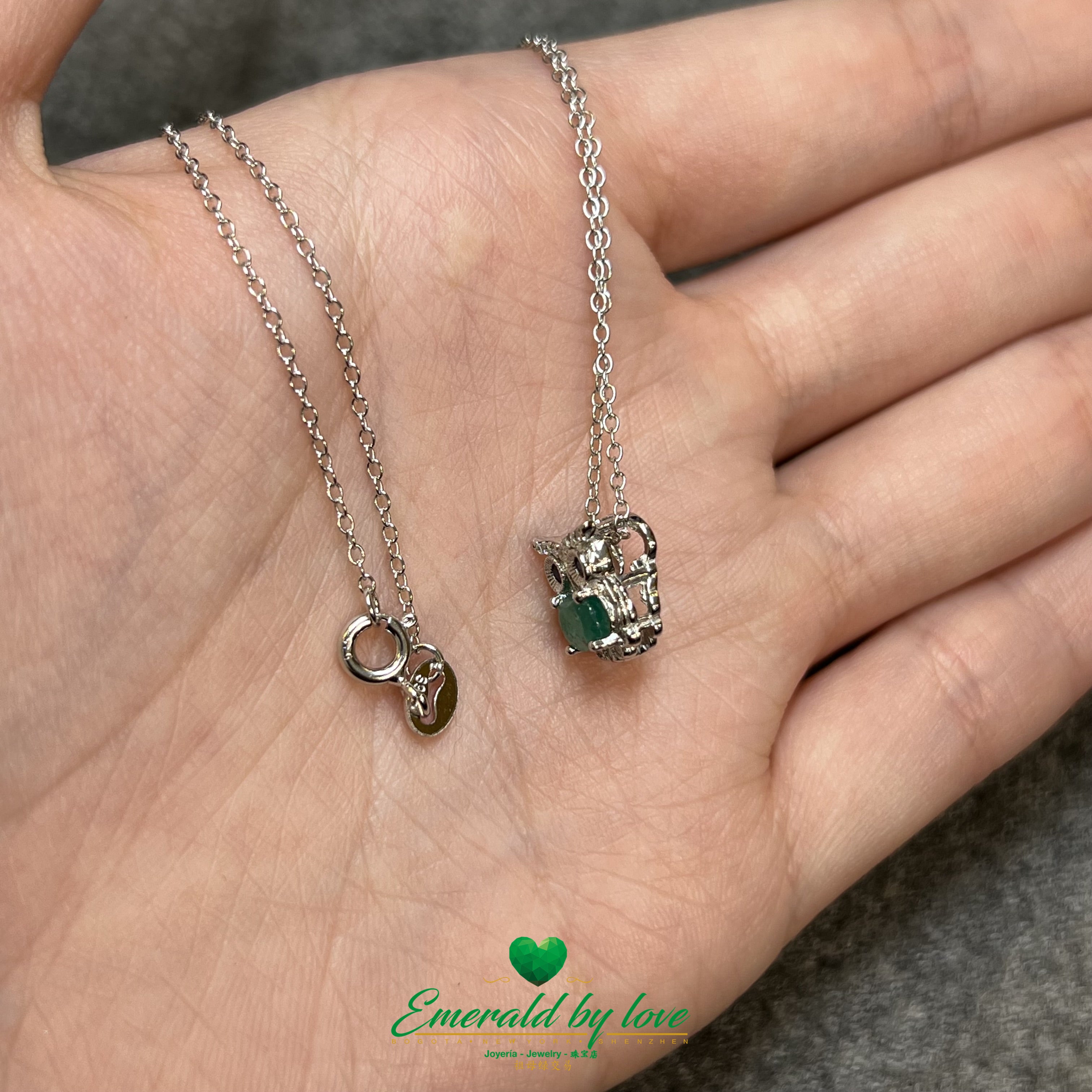 Adorable pendentif hibou avec émeraude ovale centrale