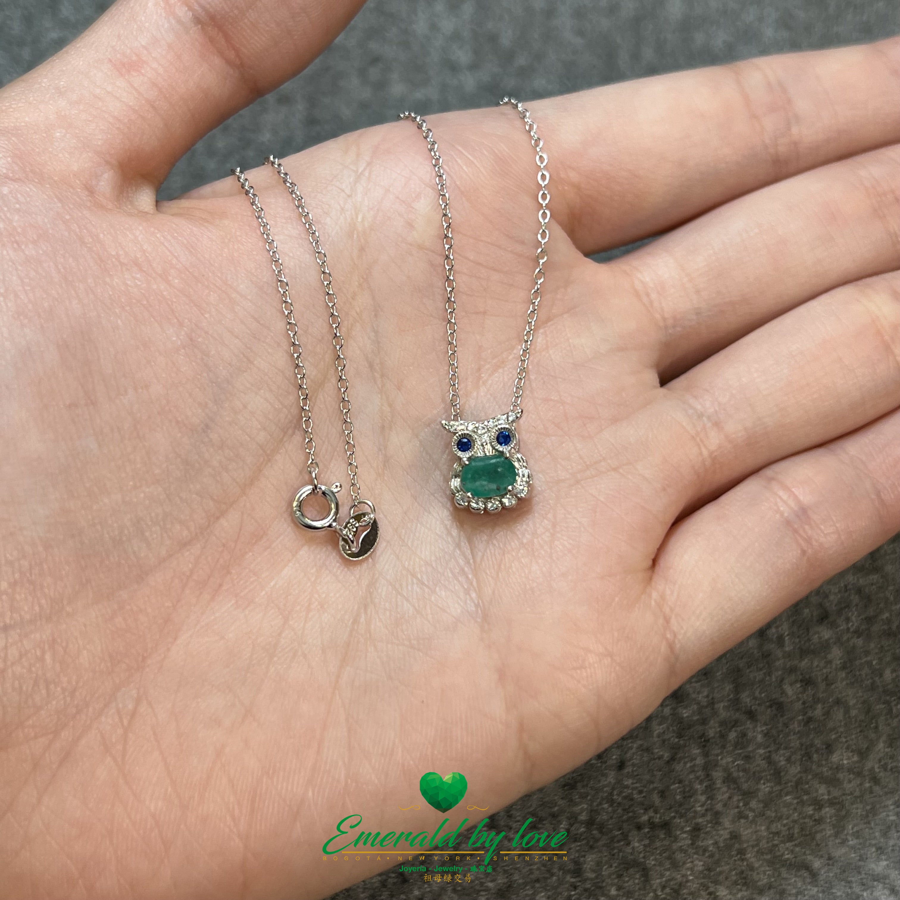 Adorable pendentif hibou avec émeraude ovale centrale