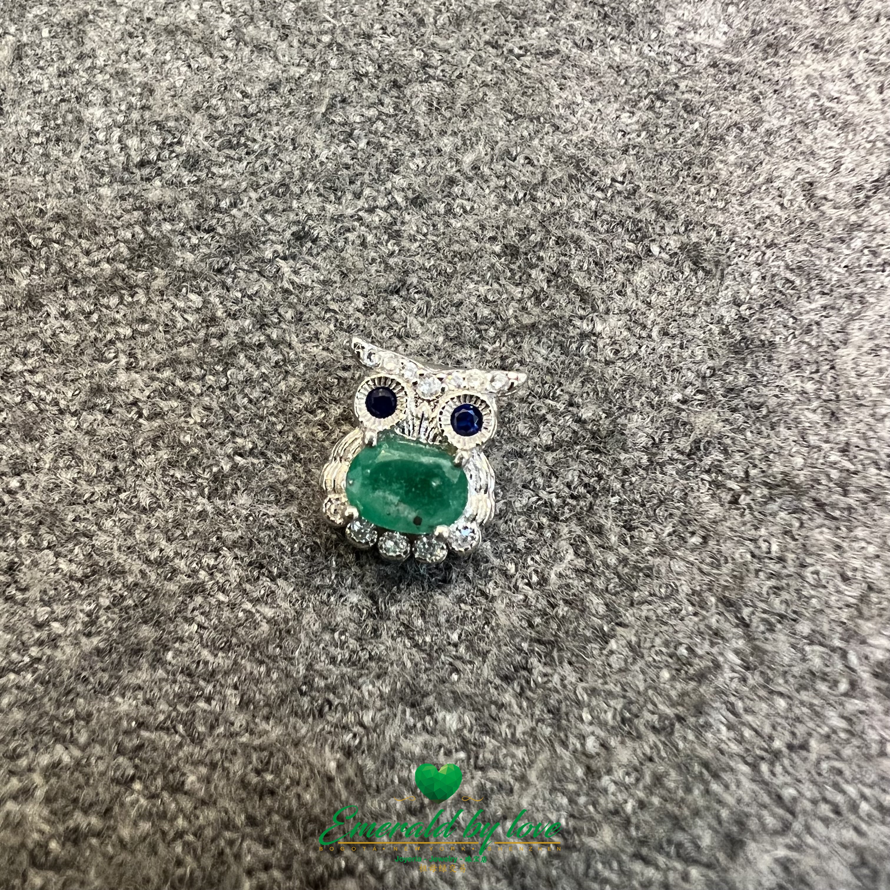 Adorable pendentif hibou avec émeraude ovale centrale