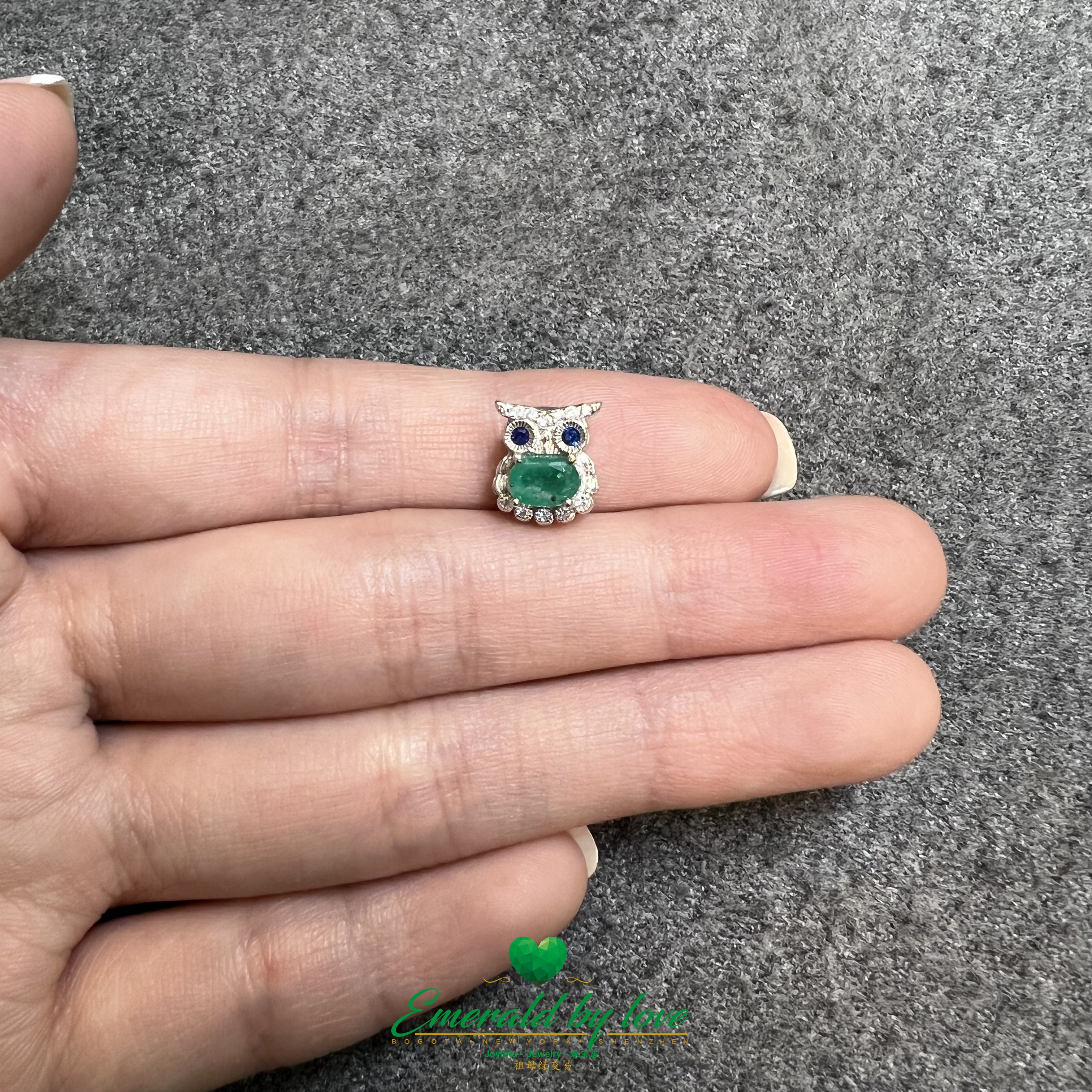 Adorable pendentif hibou avec émeraude ovale centrale
