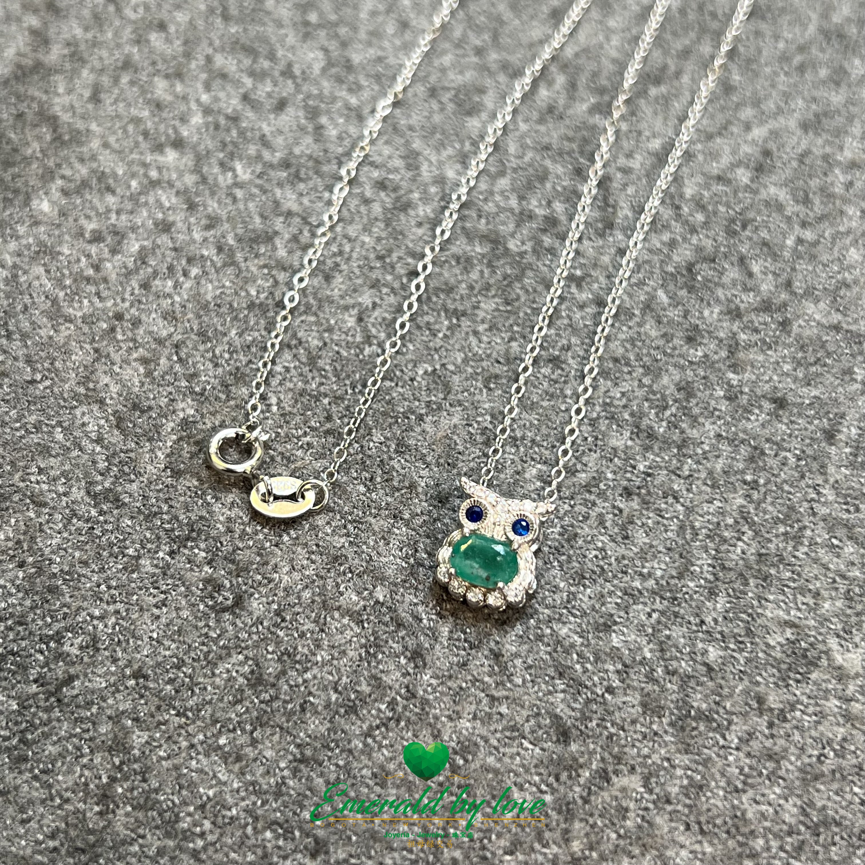 Adorable pendentif hibou avec émeraude ovale centrale